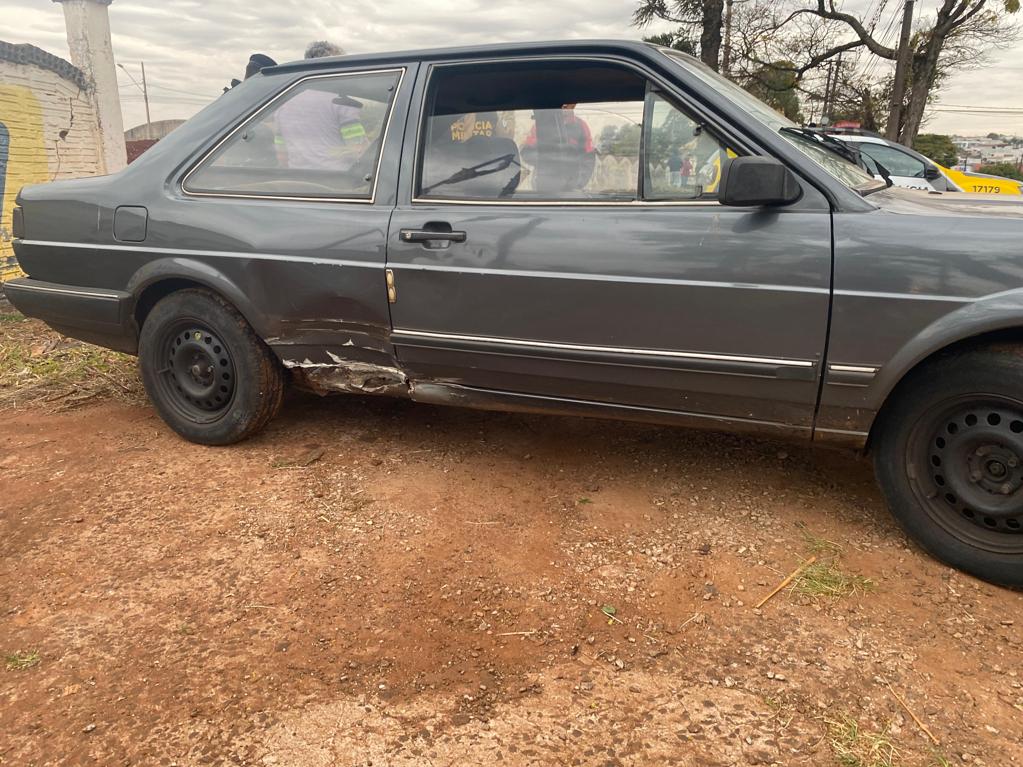 Colisão entre três veículos deixa motociclista ferido em Apucarana