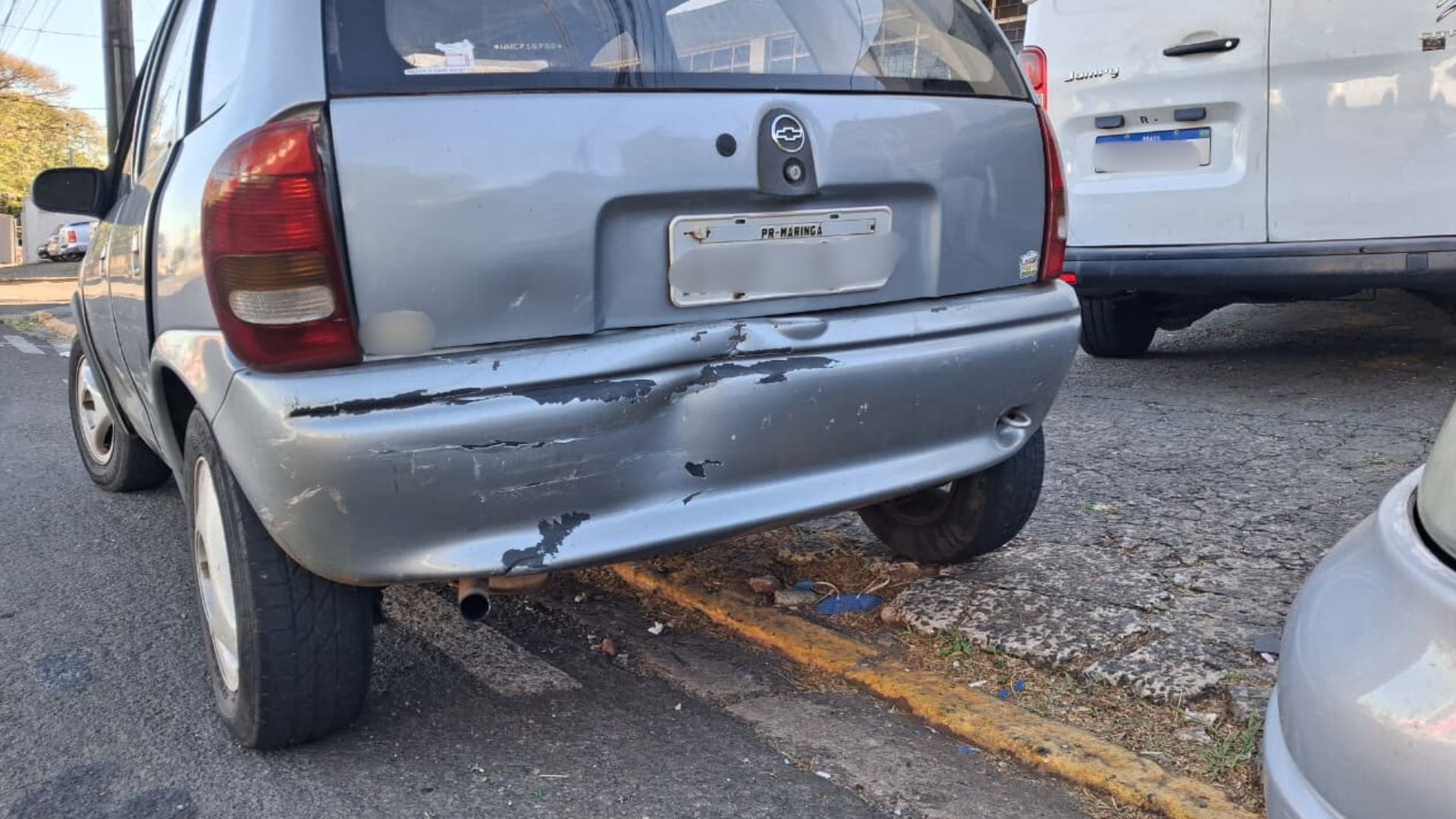 Colisão traseira deixa passageira ferida em avenida de Apucarana