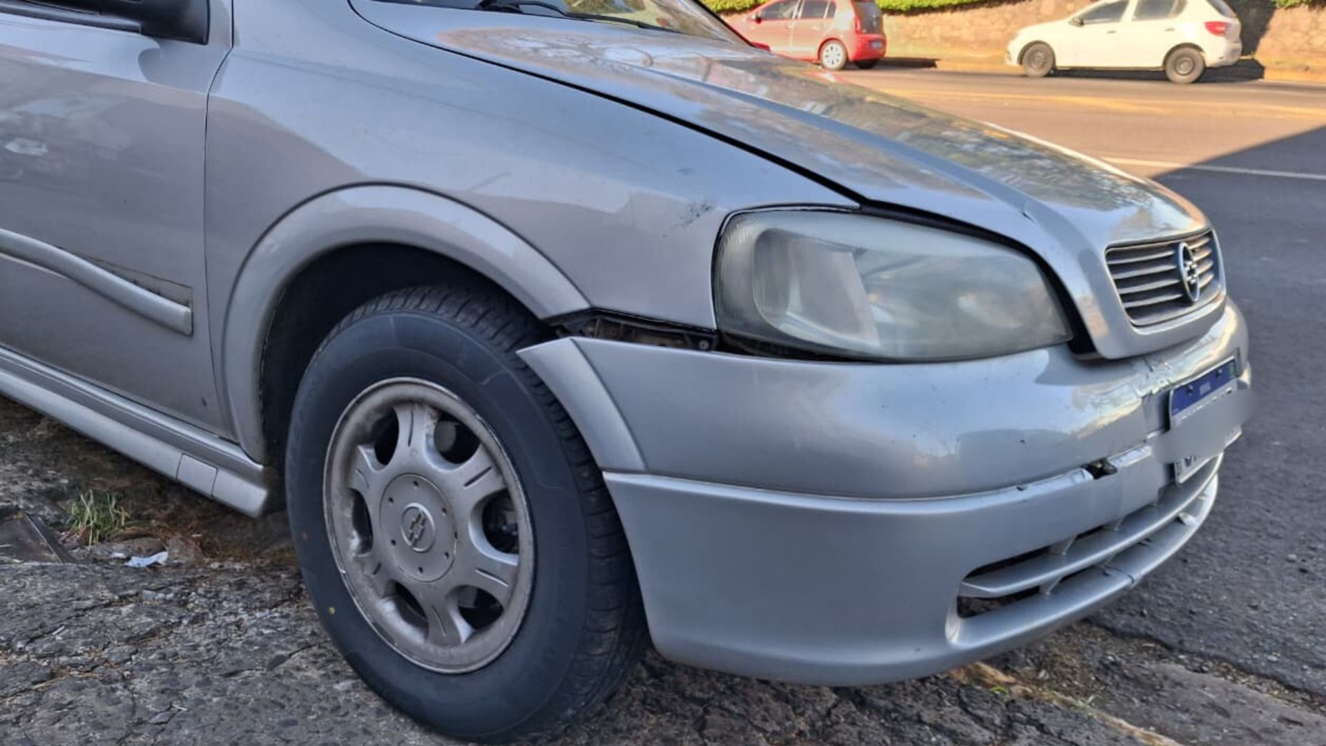 Colisão traseira deixa passageira ferida em avenida de Apucarana