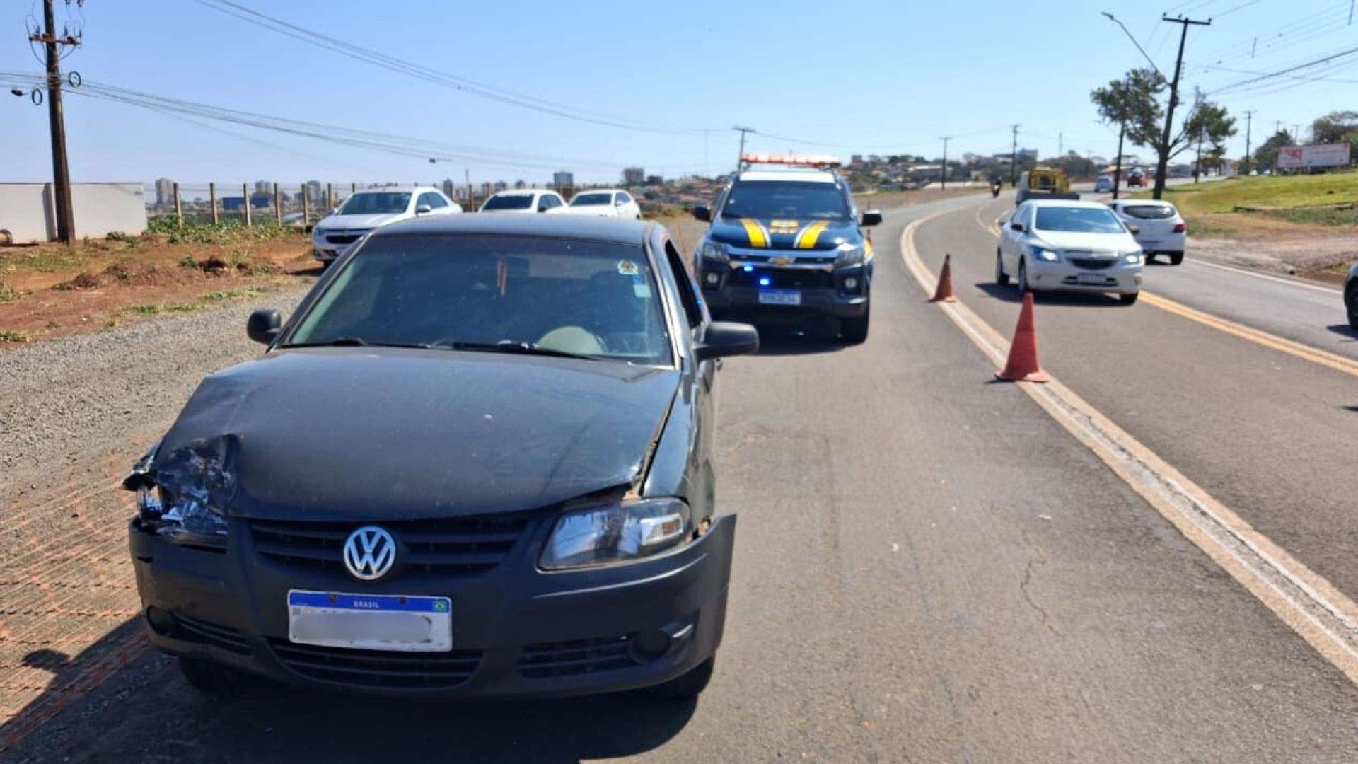 Engavetamento entre três veículos é registrado na Avenida Minas Gerais