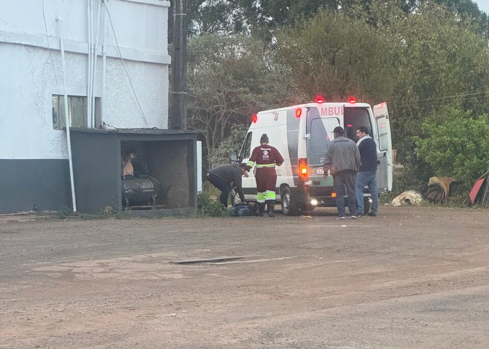 Equipe de socorro atendendo um dos homens