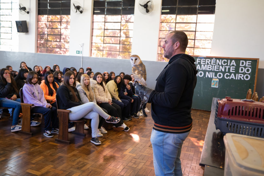 Estudantes participam de aula com animais resgatados pelo Cemsa