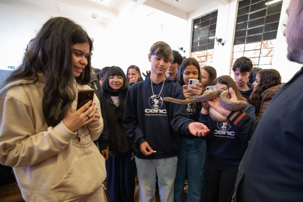 Estudantes participam de aula com animais resgatados pelo Cemsa
