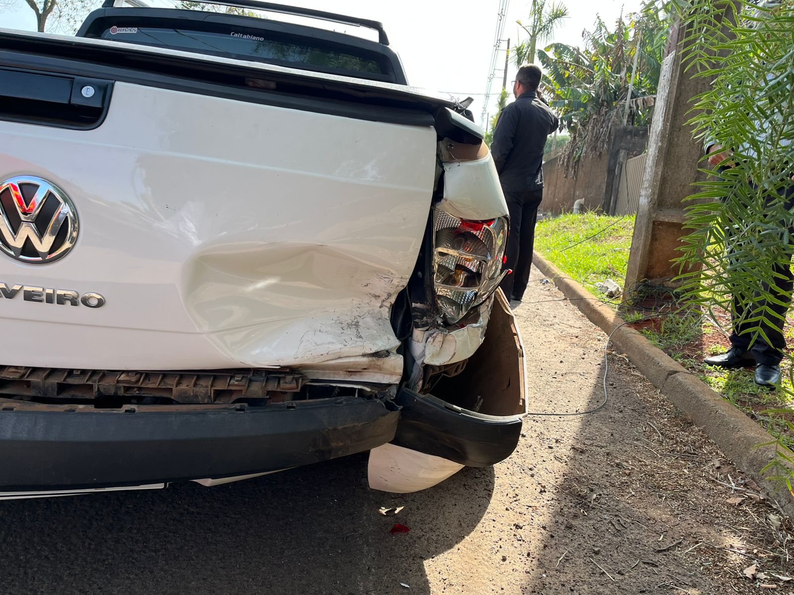 Gestante tem queda de pressão e colide Celta em veículo estacionado