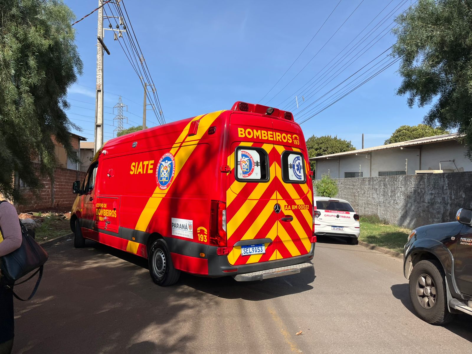 Gestante tem queda de pressão e colide Celta em veículo estacionado