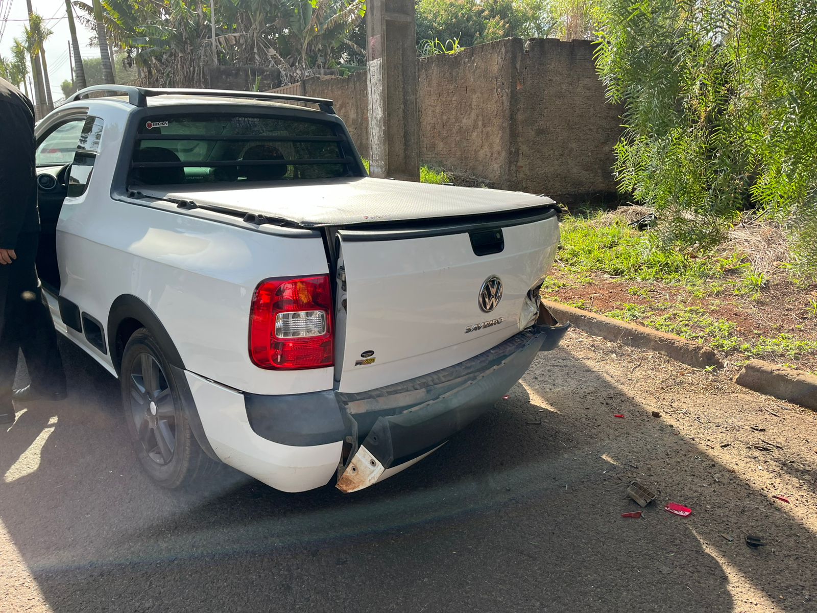 Gestante tem queda de pressão e colide Celta em veículo estacionado