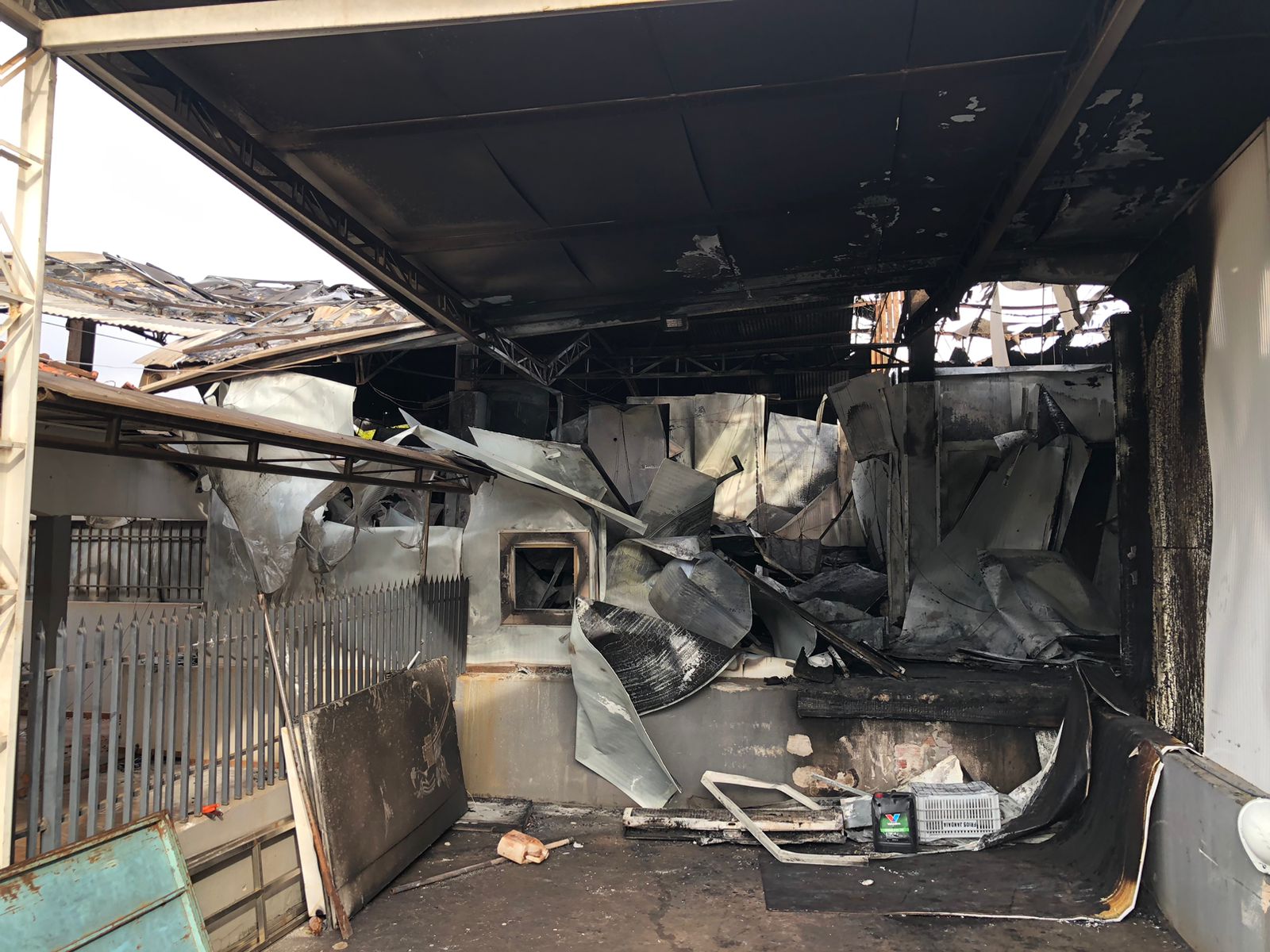 Incêndio destrói fábrica de frios em Jandaia do Sul