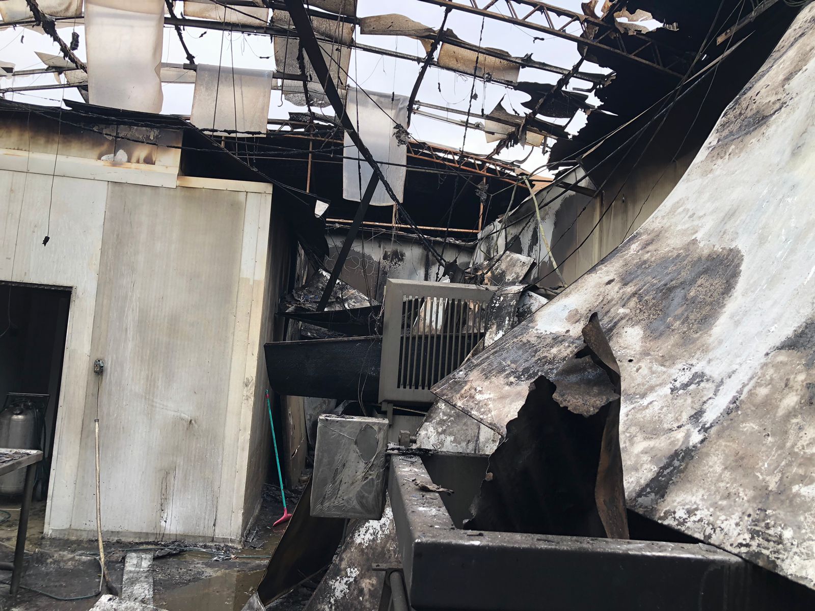 Incêndio destrói fábrica de frios em Jandaia do Sul