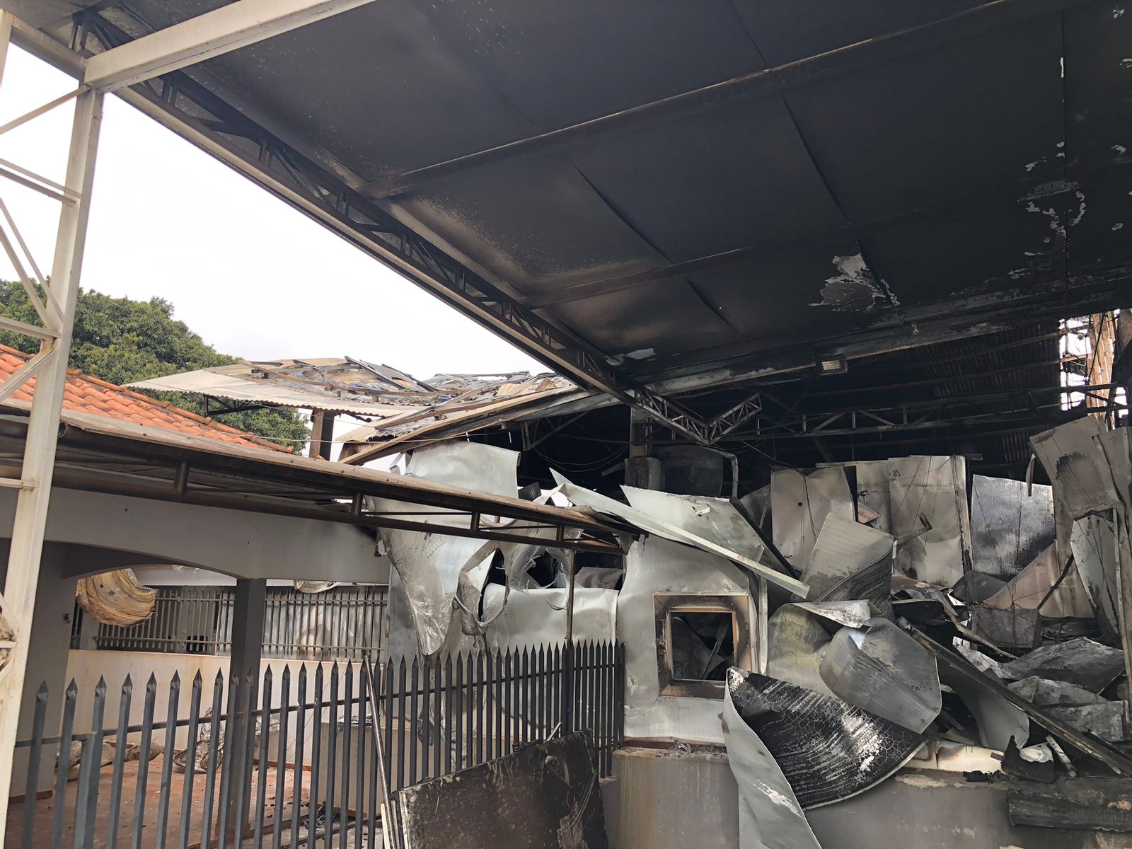 Incêndio destrói fábrica de frios em Jandaia do Sul