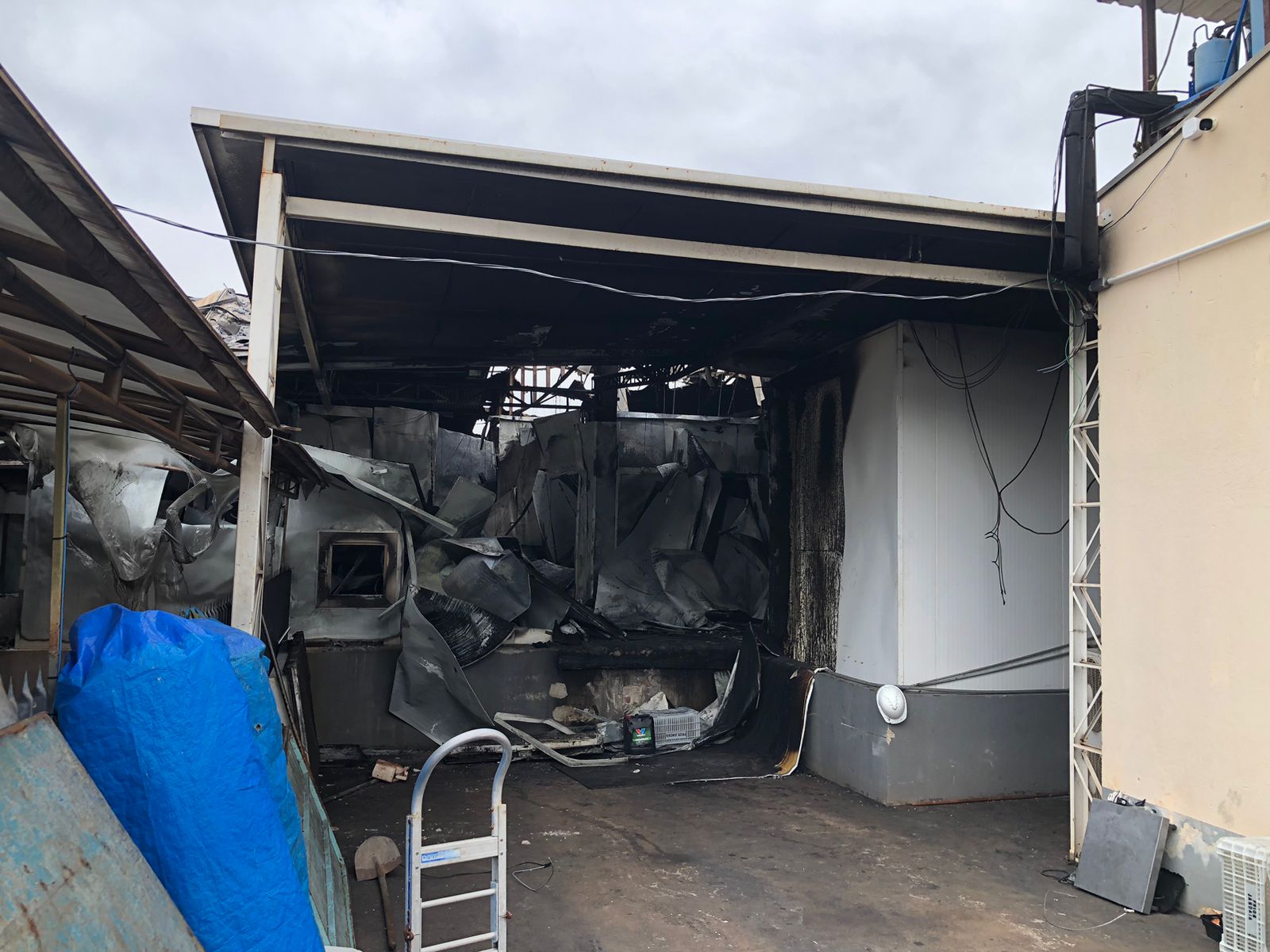 Incêndio destrói fábrica de frios em Jandaia do Sul