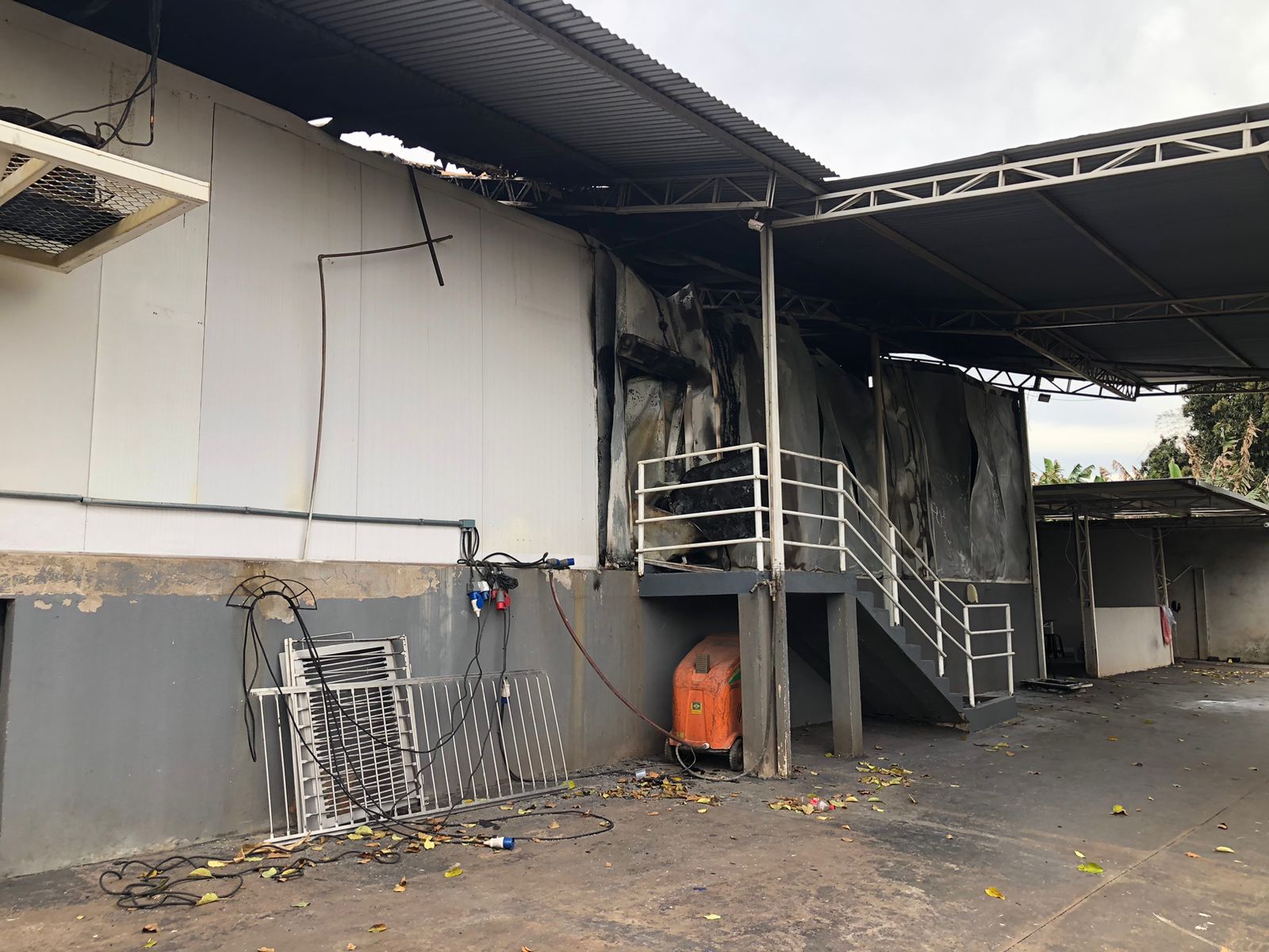 Incêndio destrói fábrica de frios em Jandaia do Sul