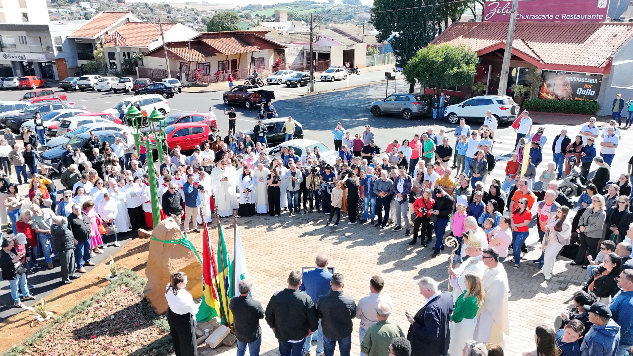Ivaiporã reinaugura praça com presença do bispo Dom Carlos