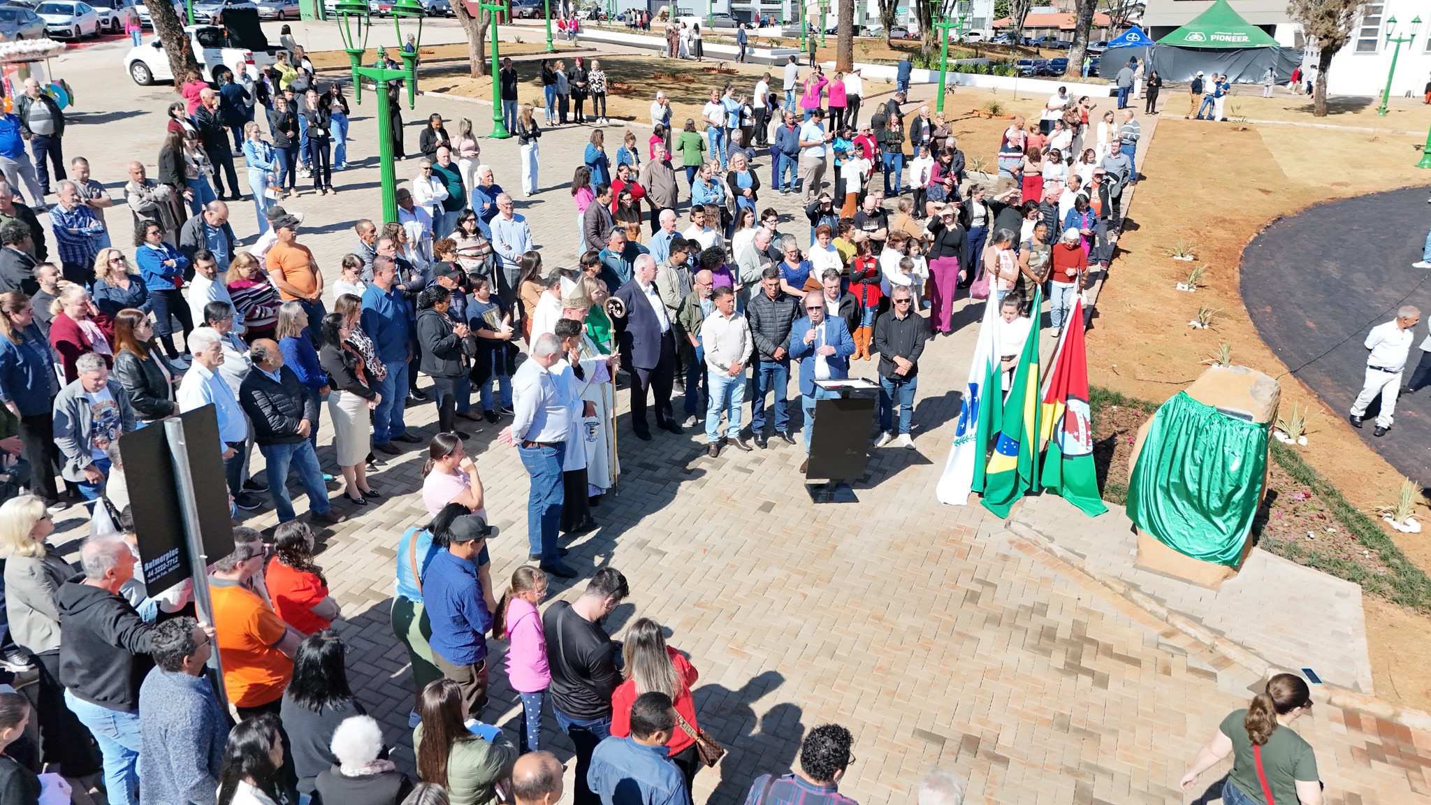 Ivaiporã reinaugura praça com presença do bispo Dom Carlos