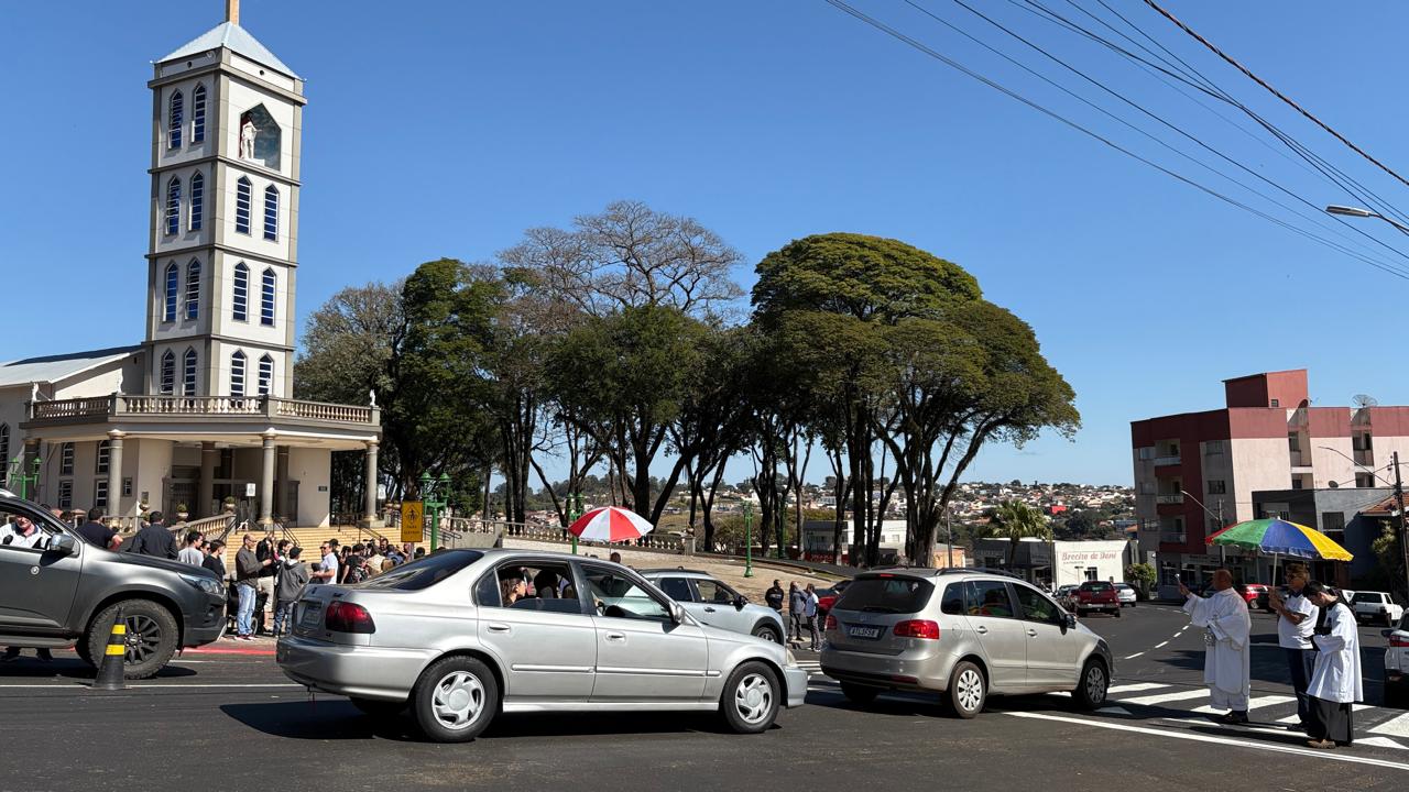 Ivaiporã reinaugura praça com presença do bispo Dom Carlos