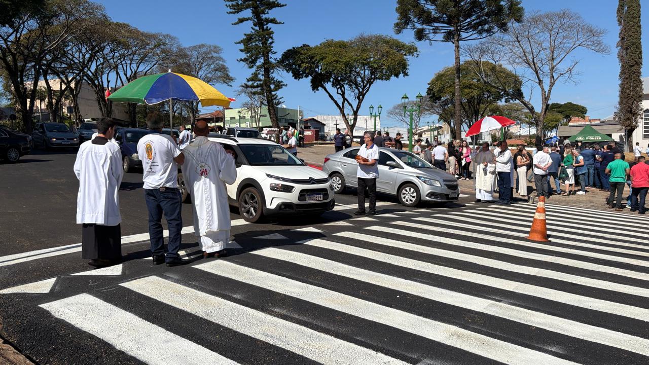 Ivaiporã reinaugura praça com presença do bispo Dom Carlos