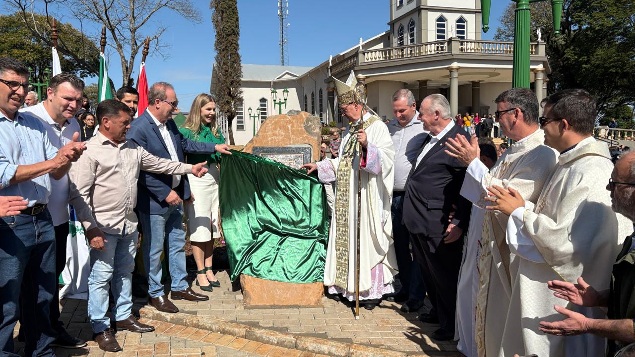 Ivaiporã reinaugura praça com presença do bispo Dom Carlos