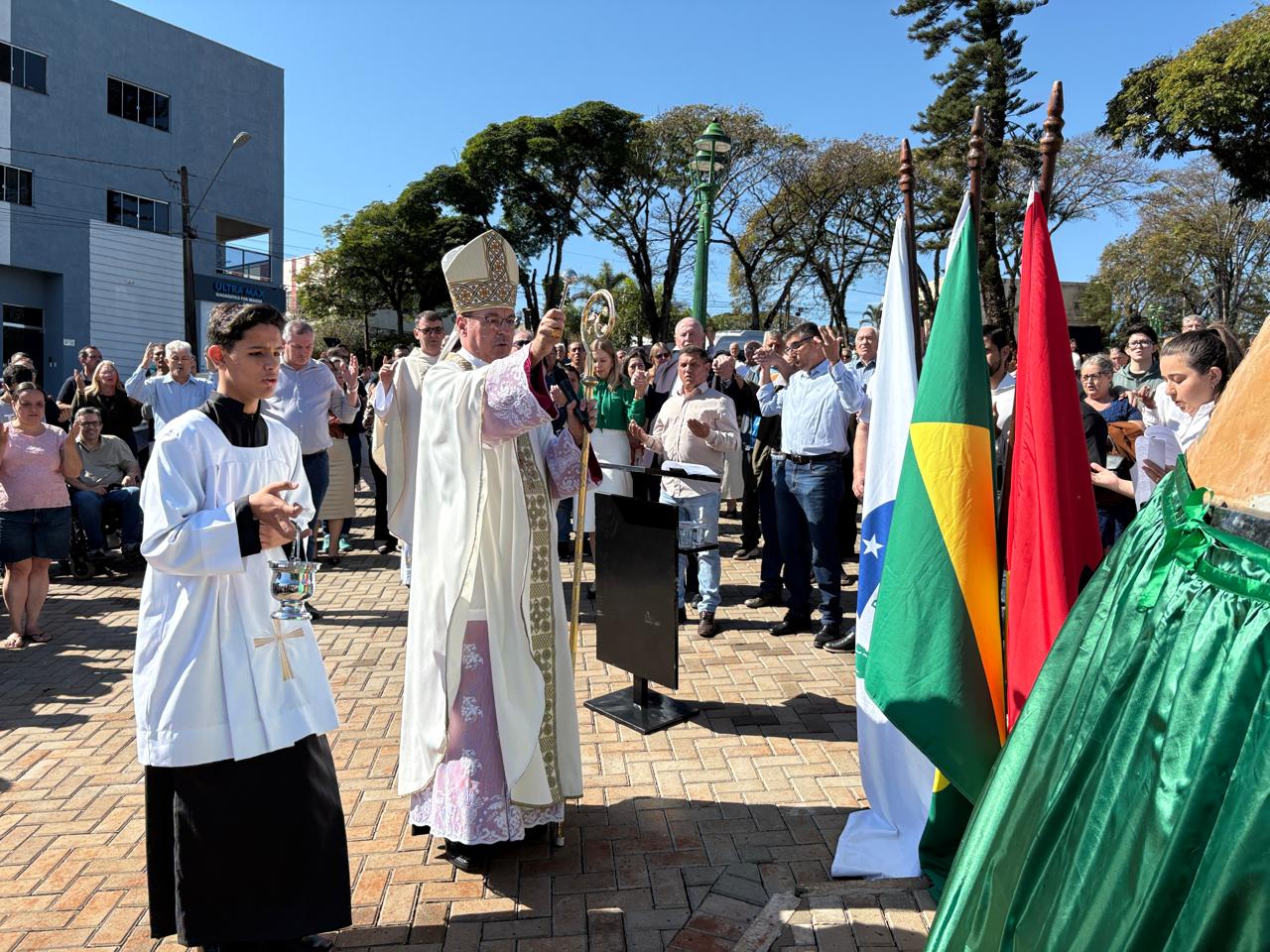 Ivaiporã reinaugura praça com presença do bispo Dom Carlos