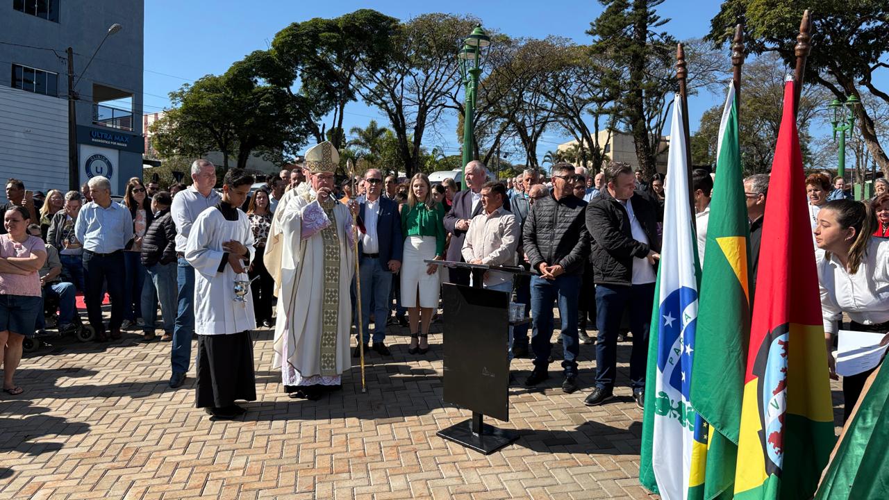 Ivaiporã reinaugura praça com presença do bispo Dom Carlos