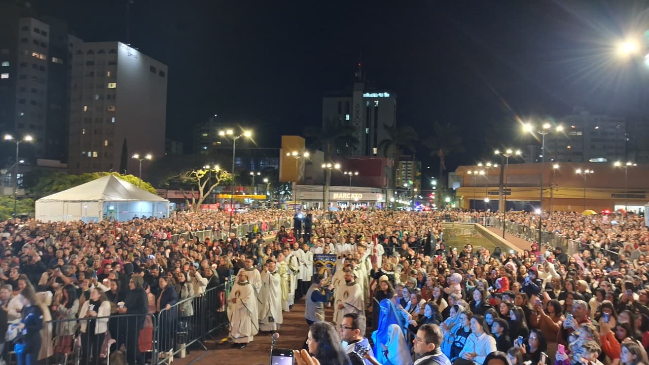 Missa com Frei Gilson lota Catedral em Apucarana; veja fotos