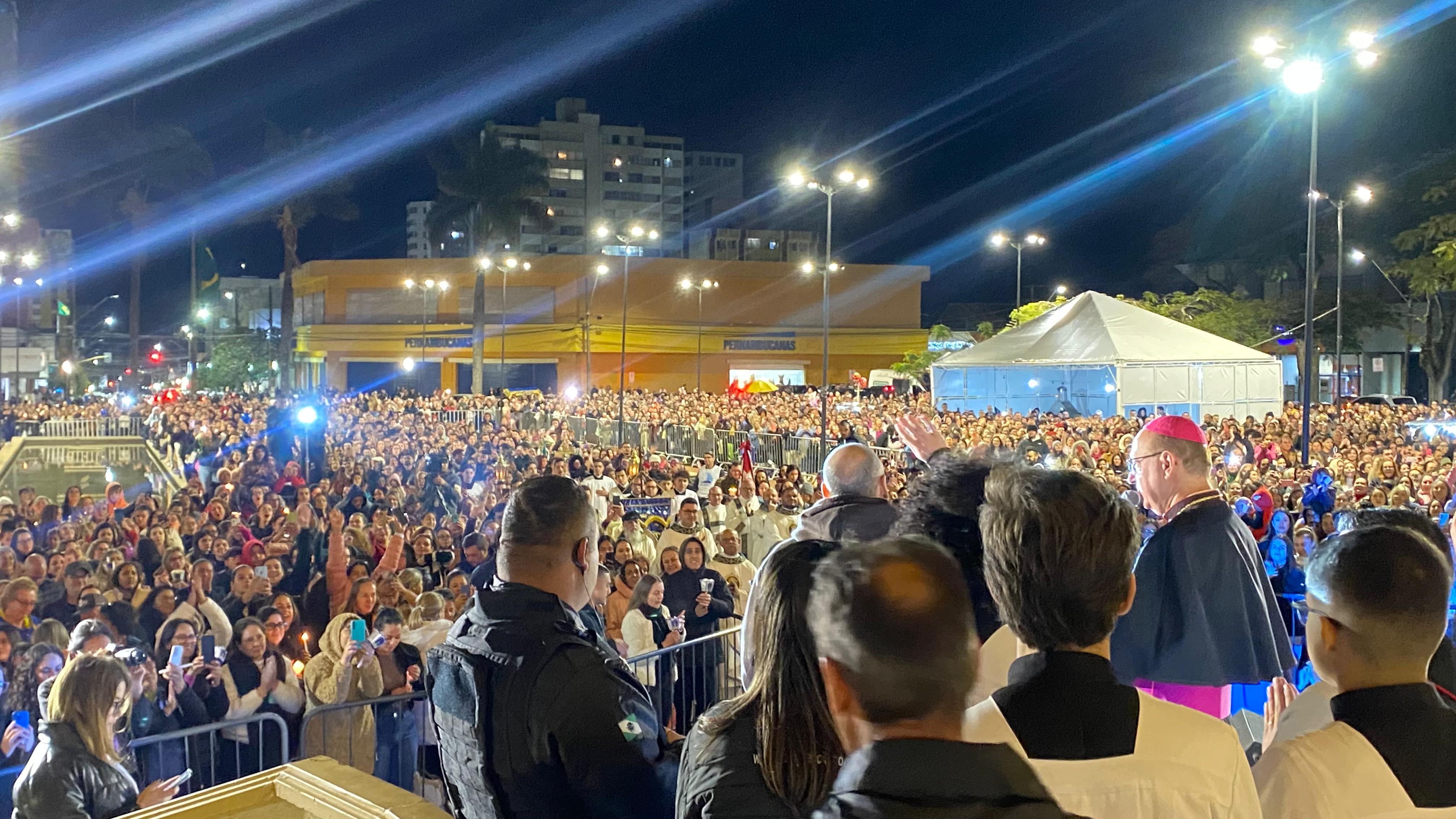 Missa com Frei Gilson lota Catedral em Apucarana; veja fotos
