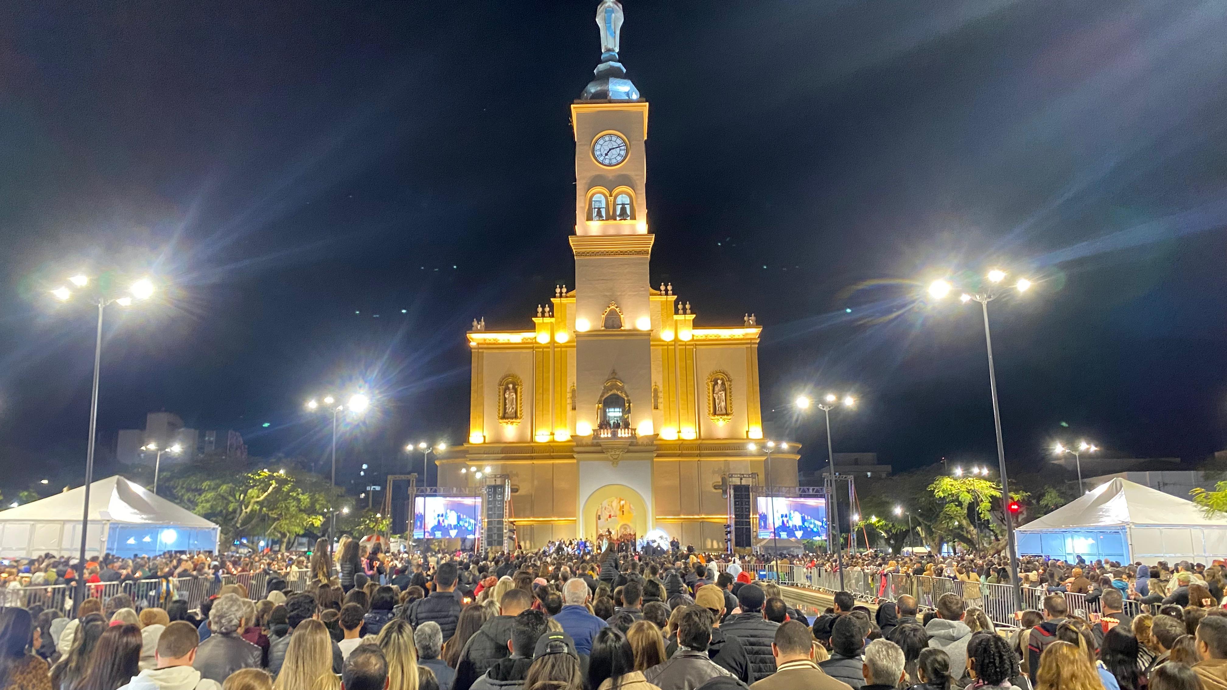 Missa com Frei Gilson lota Catedral em Apucarana; veja fotos