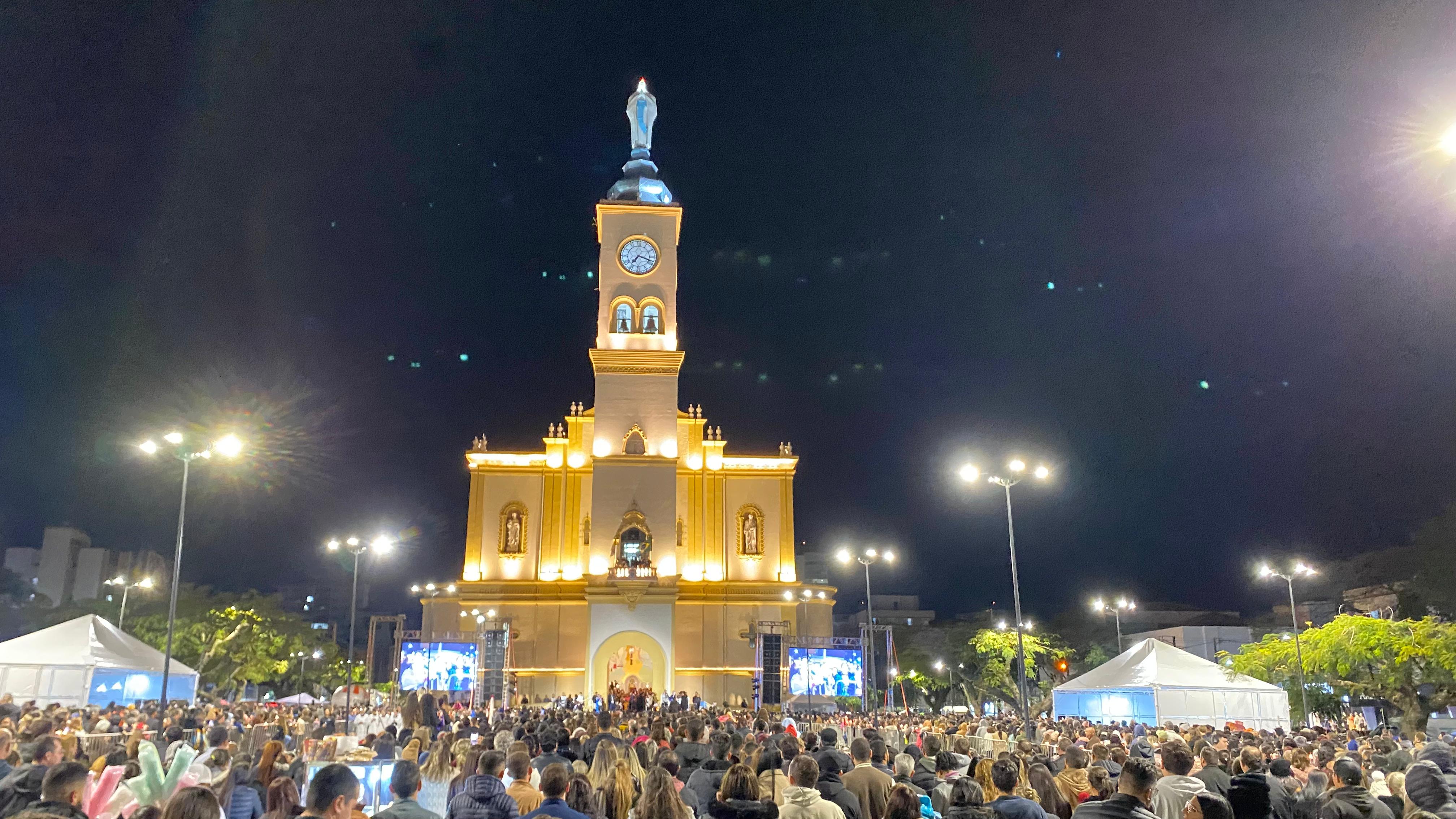 Missa com Frei Gilson lota Catedral em Apucarana; veja fotos