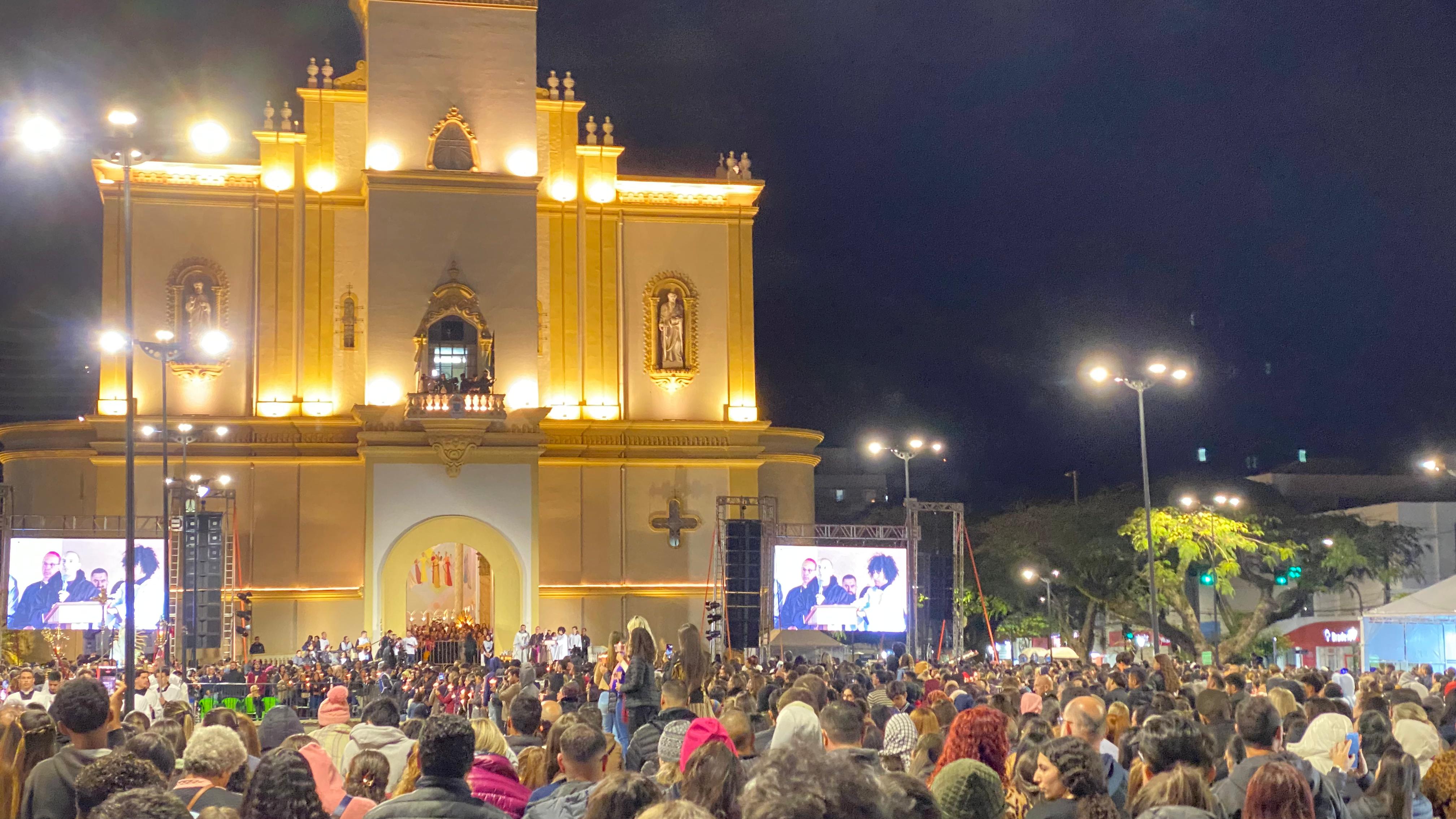 Missa com Frei Gilson lota Catedral em Apucarana; veja fotos
