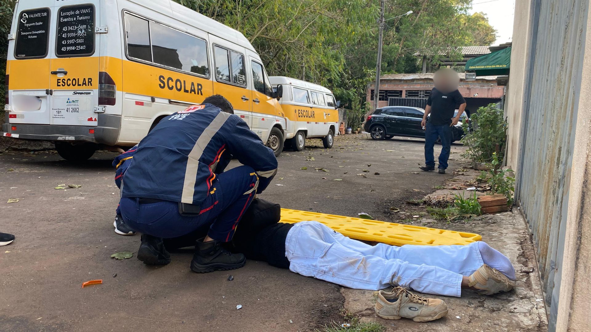 Motociclista de 22 anos fica ferido após colisão com van escolar
