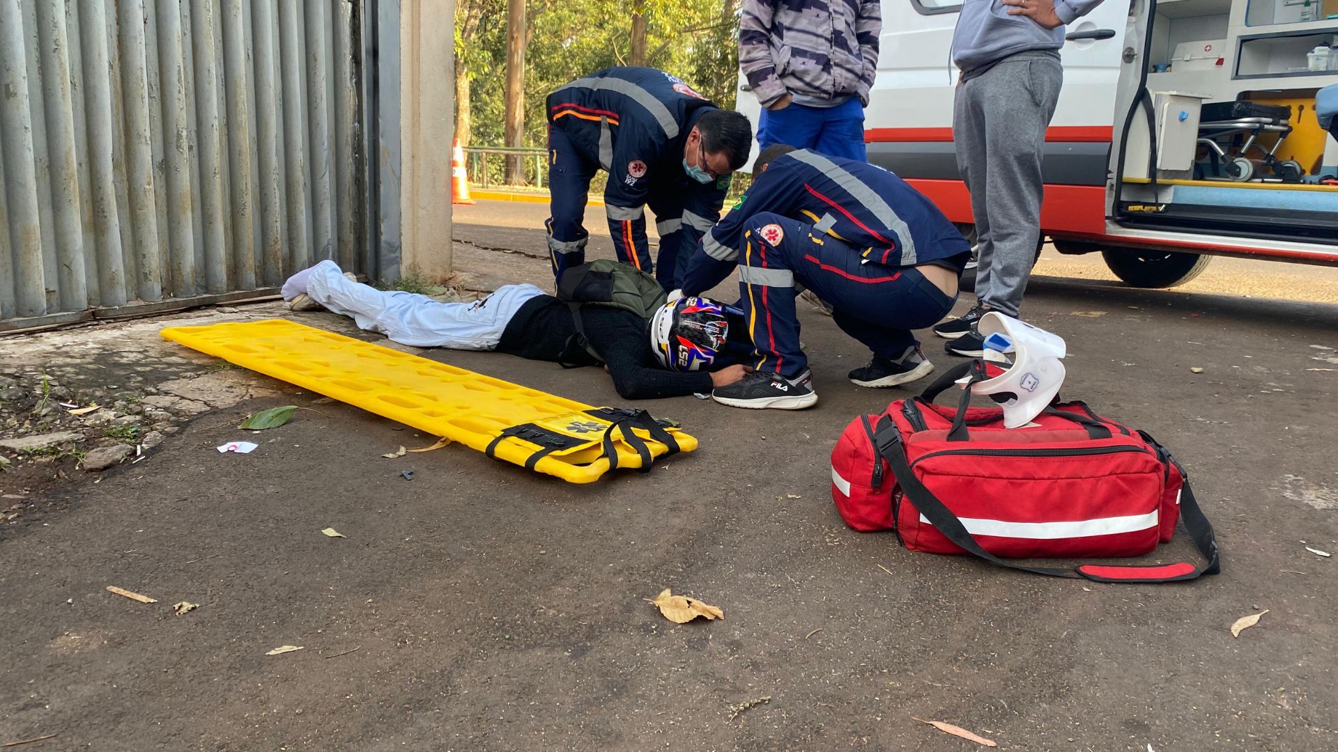 Motociclista de 22 anos fica ferido após colisão com van escolar
