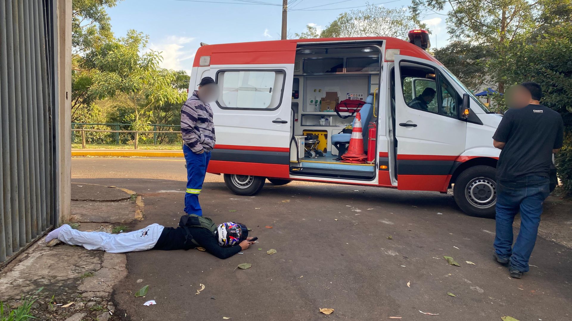 Motociclista de 22 anos fica ferido após colisão com van escolar