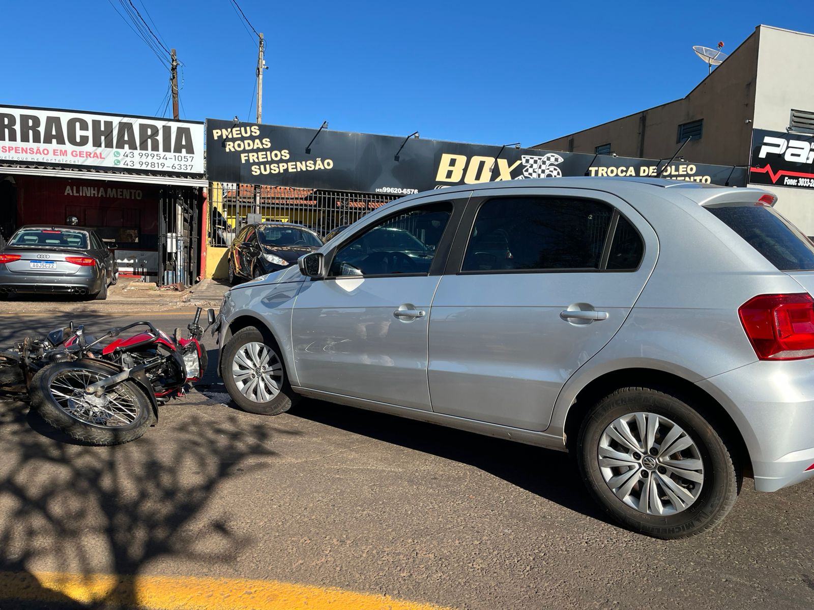 Motociclista de 42 anos fica ferido em acidente no Jardim Apucarana
