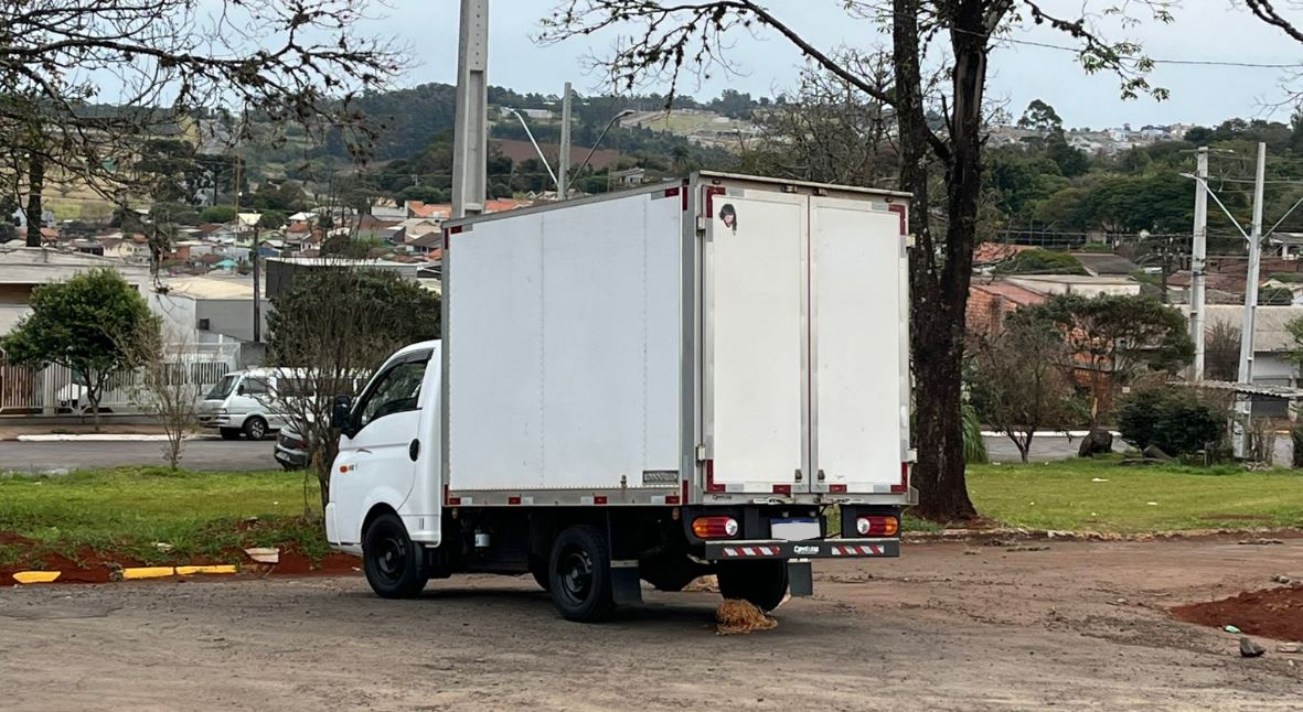 Motociclista fica ferido após acidente com caminhão-baú em Apucarana