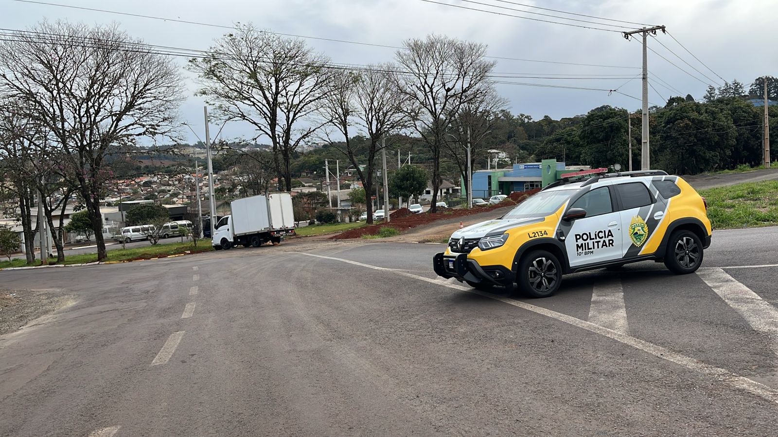 Motociclista fica ferido após acidente com caminhão-baú em Apucarana