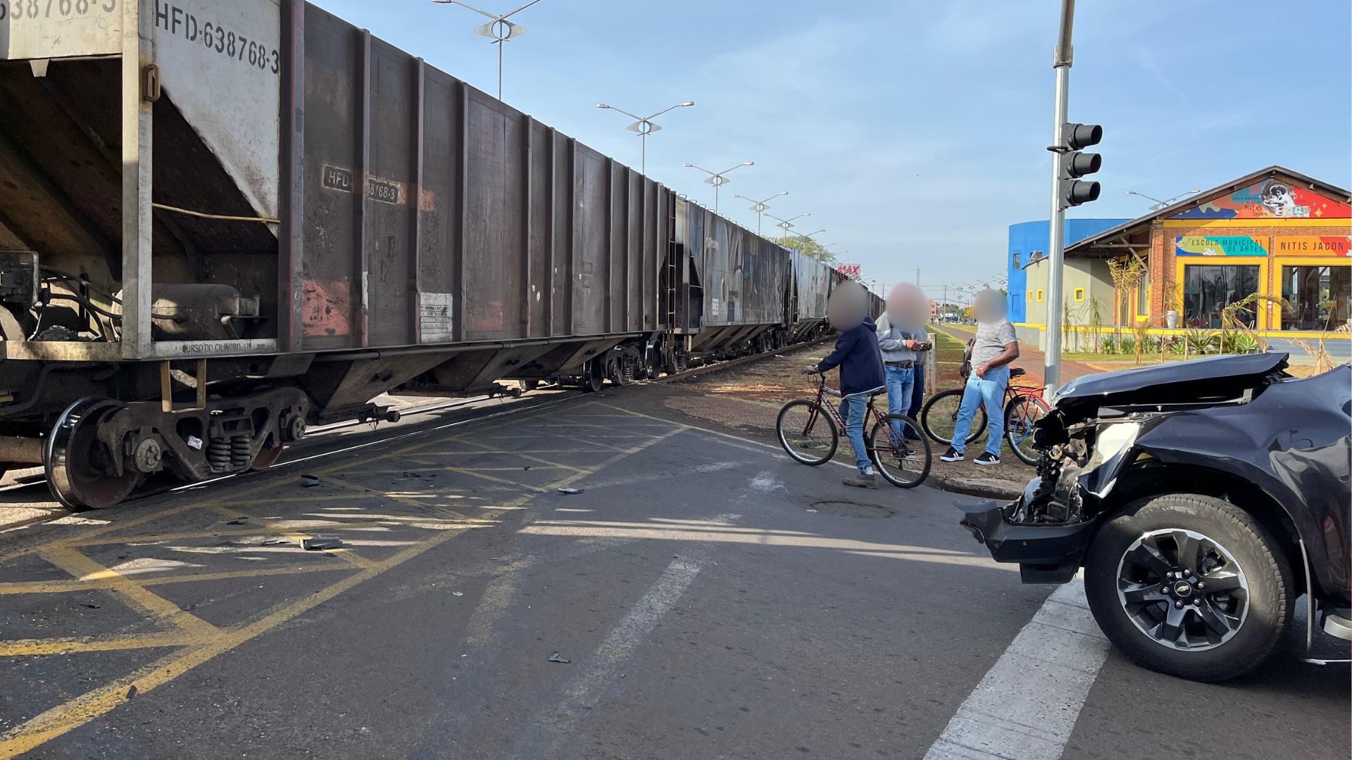Motorista de S10 colide contra trem em Arapongas: "Foi um descuido"