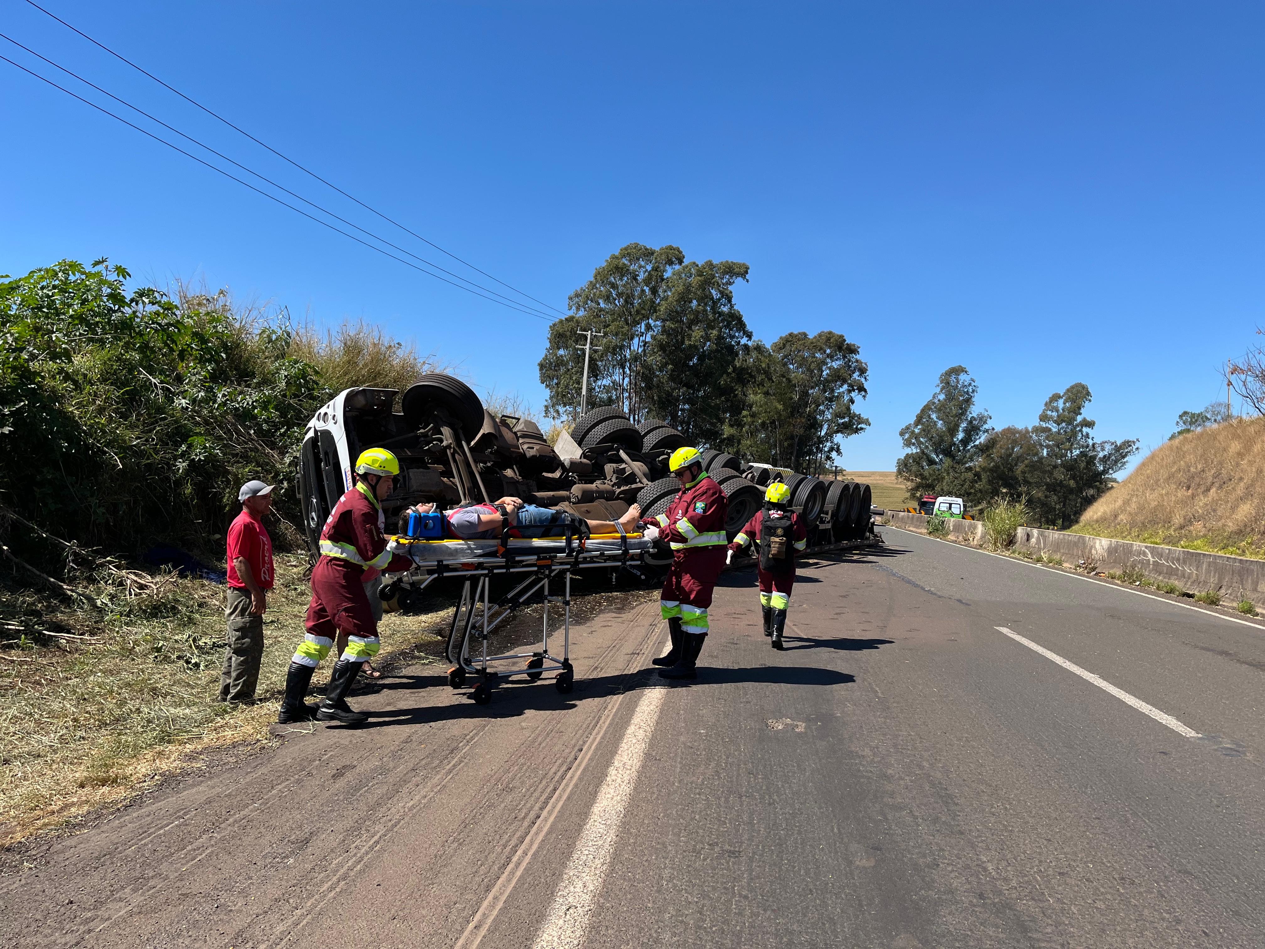 Motorista fica ferido após tombamento de carreta na BR-376 em Califórnia