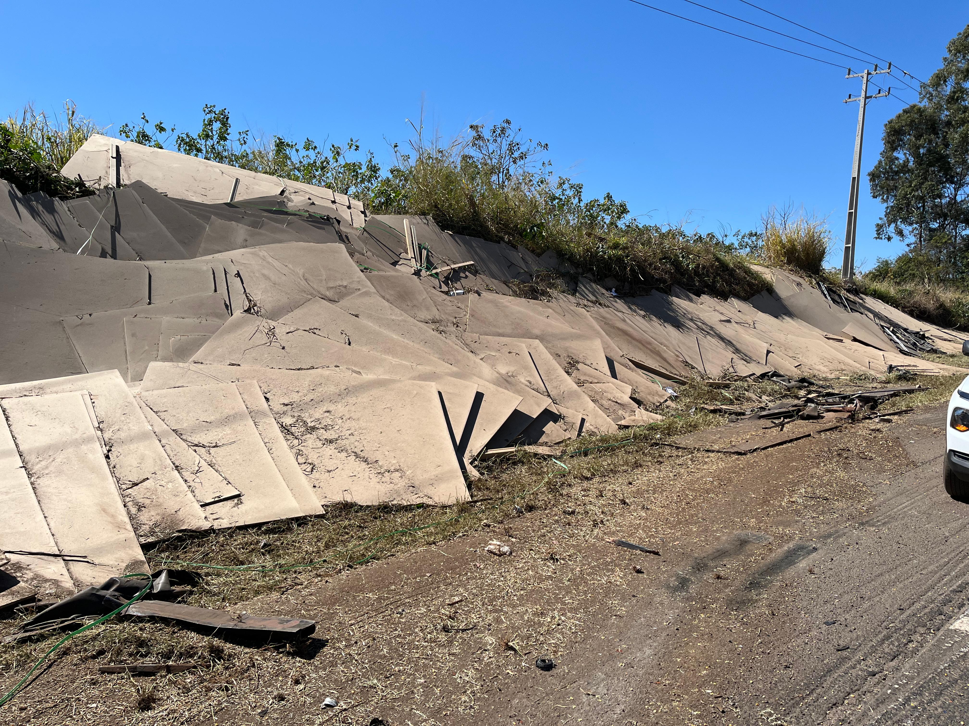 Motorista fica ferido após tombamento de carreta na BR-376 em Califórnia