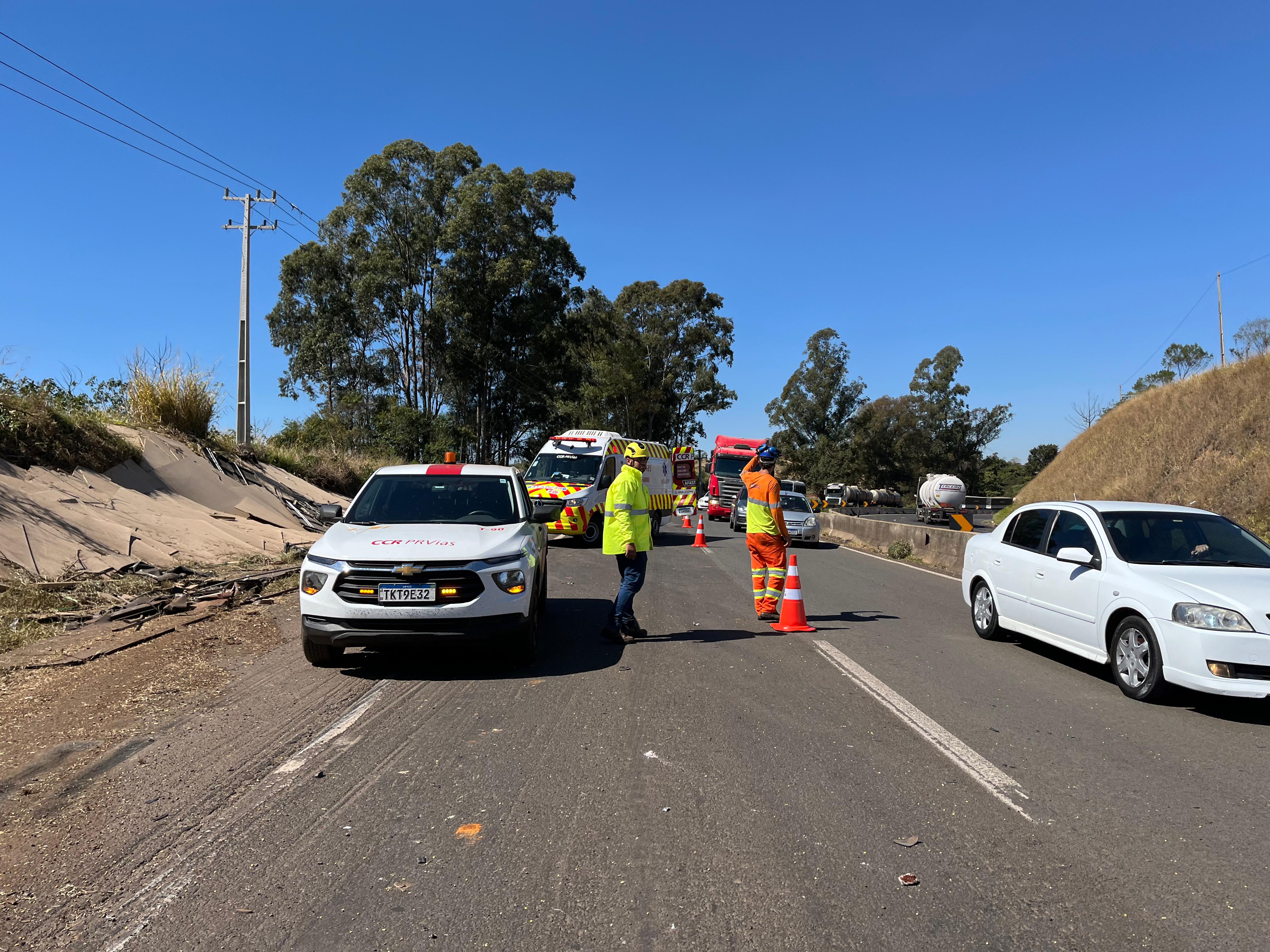 Motorista fica ferido após tombamento de carreta na BR-376 em Califórnia