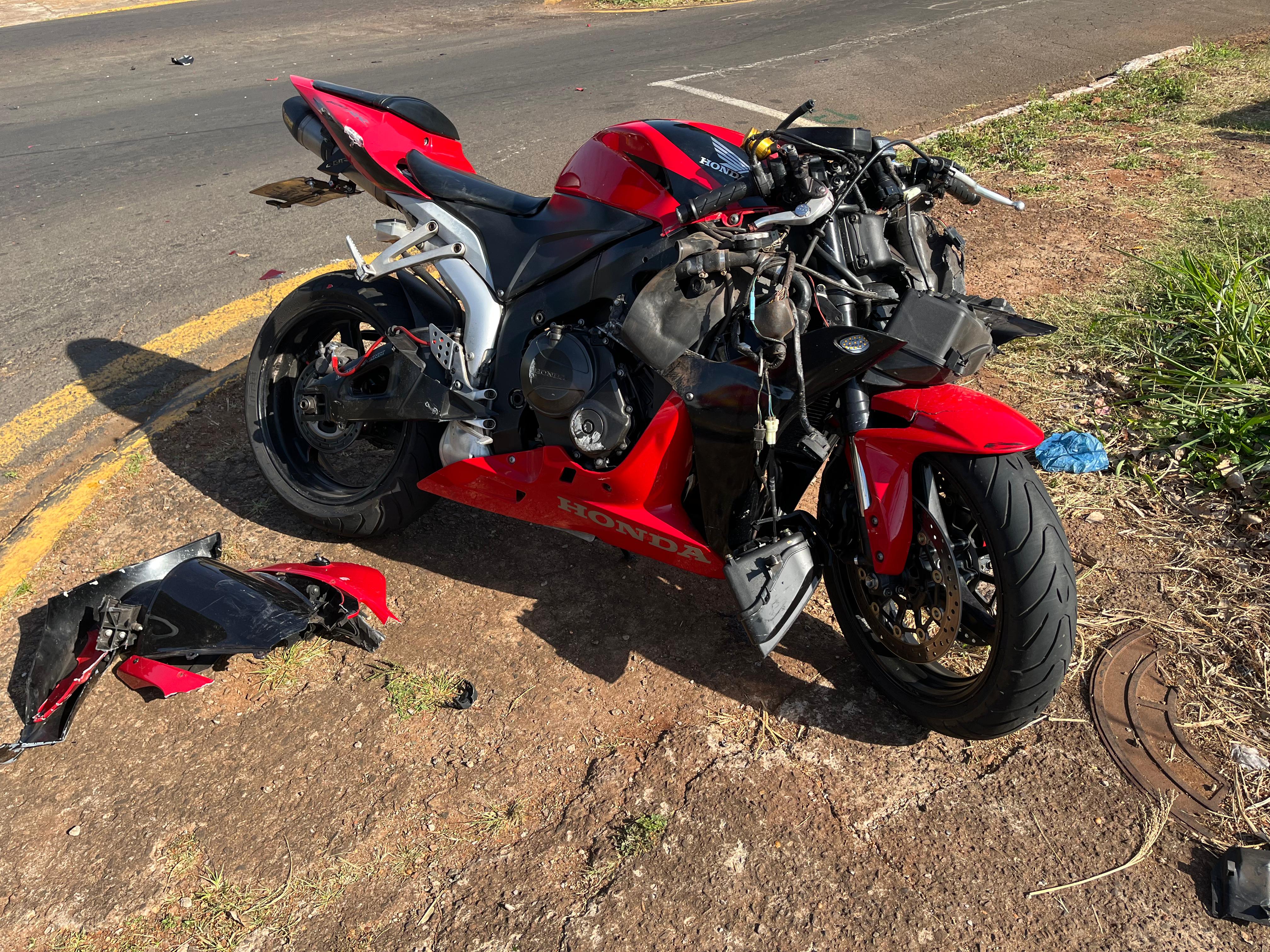 O rapaz ferido conduzia uma Honda CBR 600 RR e se envolveu em uma colisão com um Fiat Uno