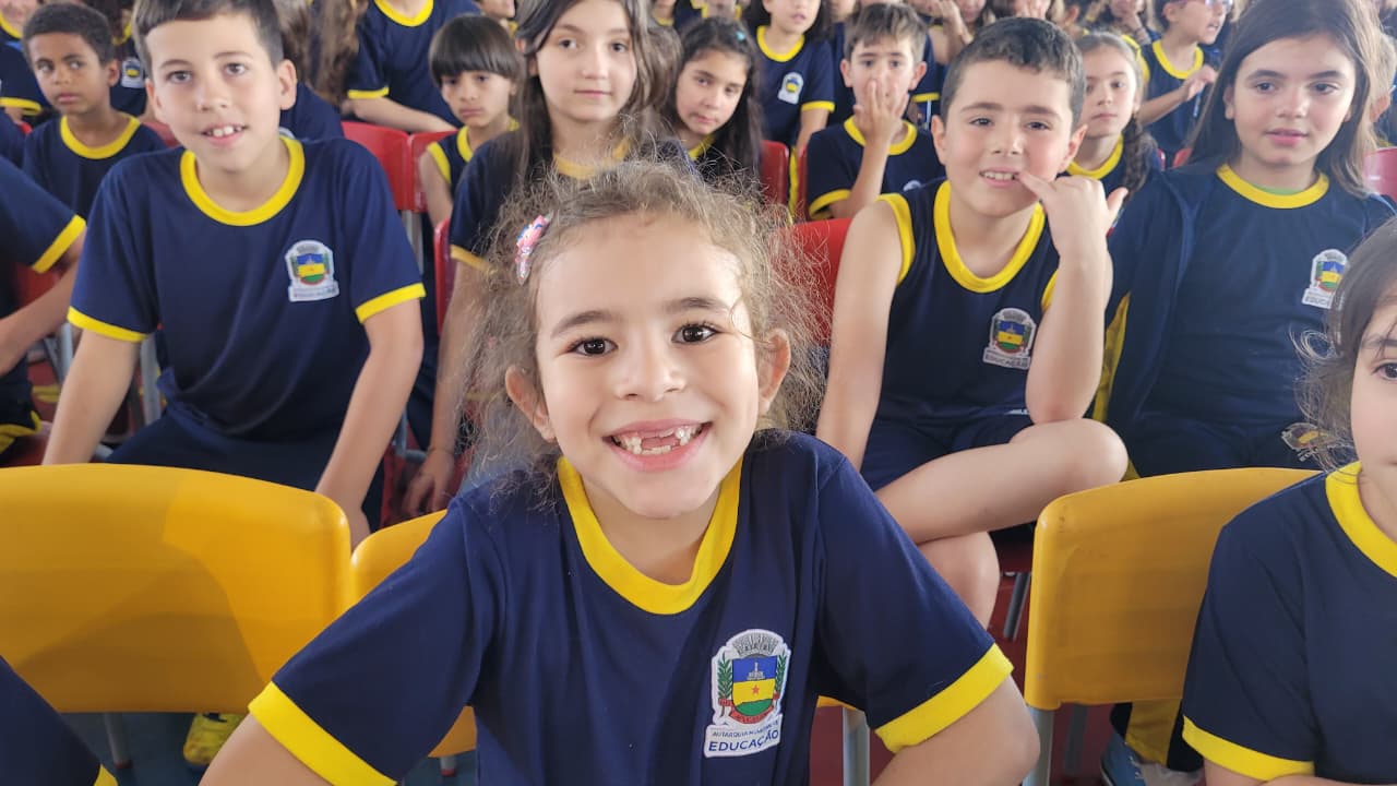 Prefeitura entrega novos itens de uniforme escolar para alunos