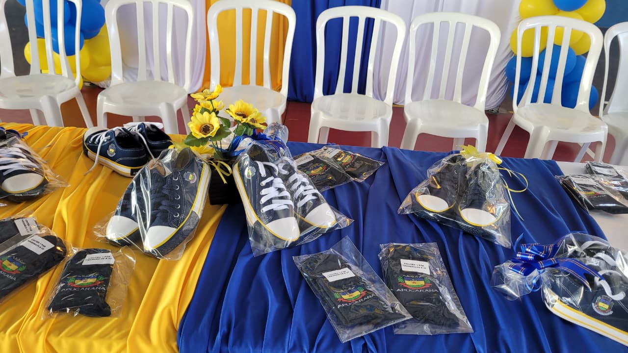 Prefeitura entrega novos itens de uniforme escolar para alunos