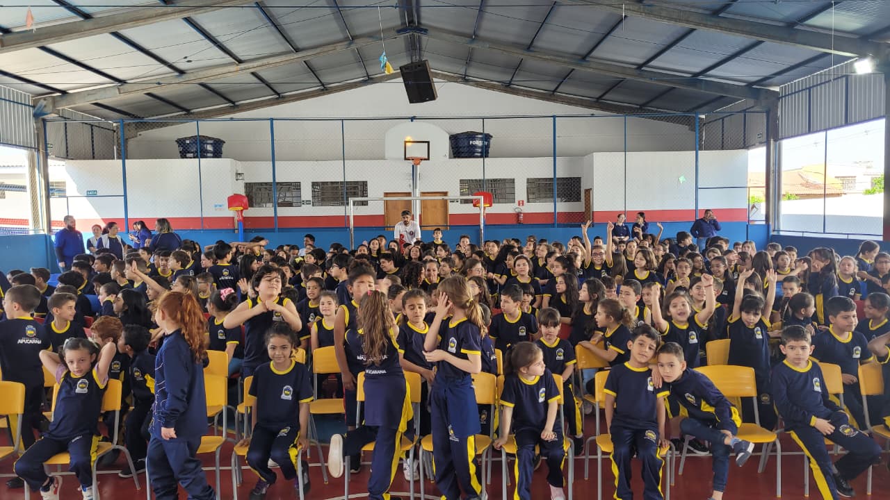 Prefeitura entrega novos itens de uniforme escolar para alunos