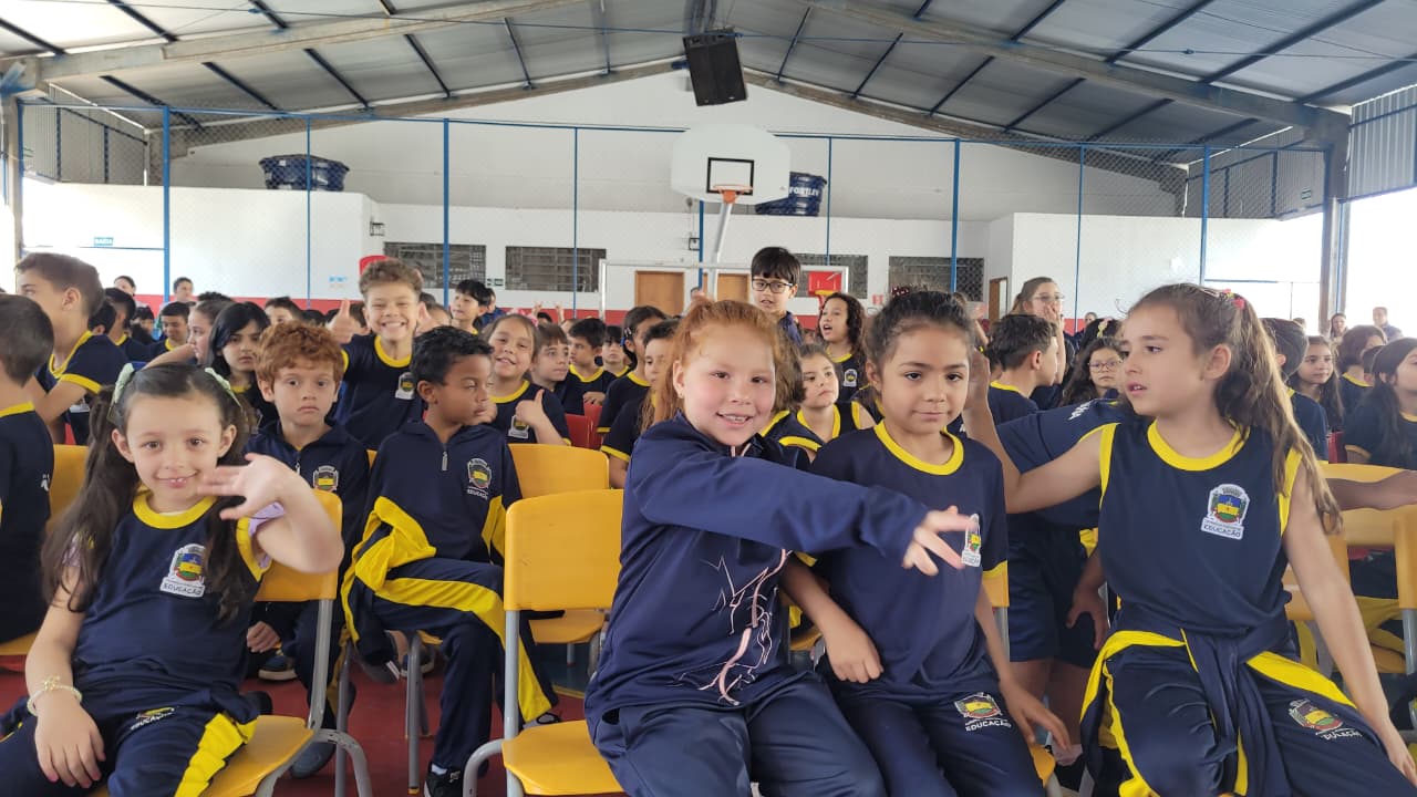 Prefeitura entrega novos itens de uniforme escolar para alunos