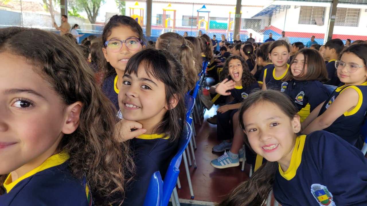 Prefeitura entrega novos itens de uniforme escolar para alunos