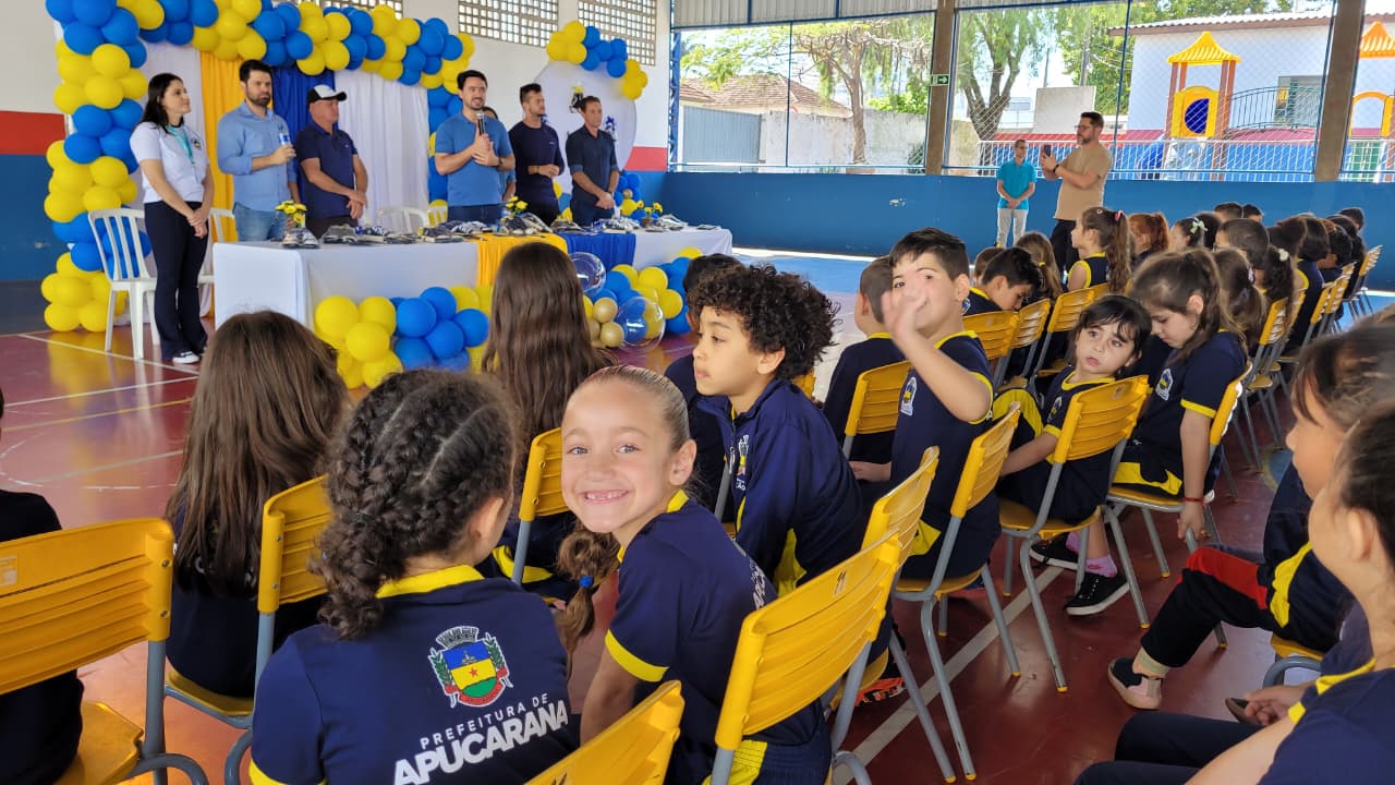 Prefeitura entrega novos itens de uniforme escolar para alunos