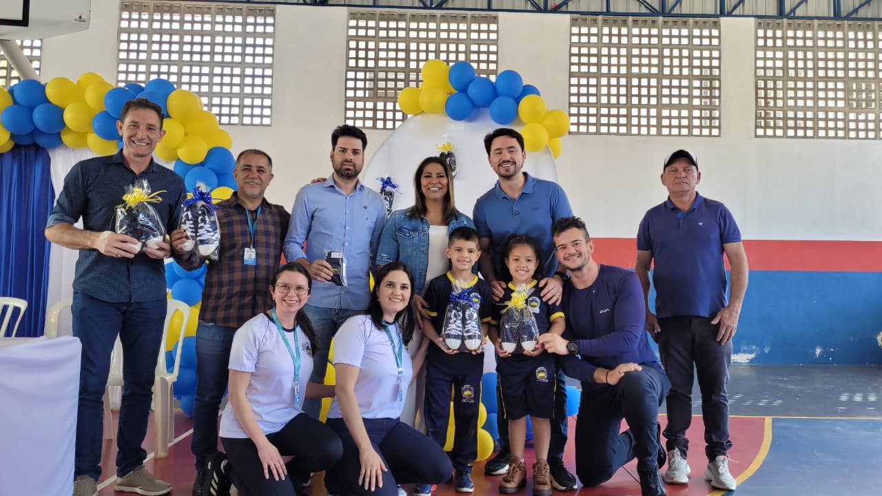 Prefeitura entrega novos itens de uniforme escolar para alunos