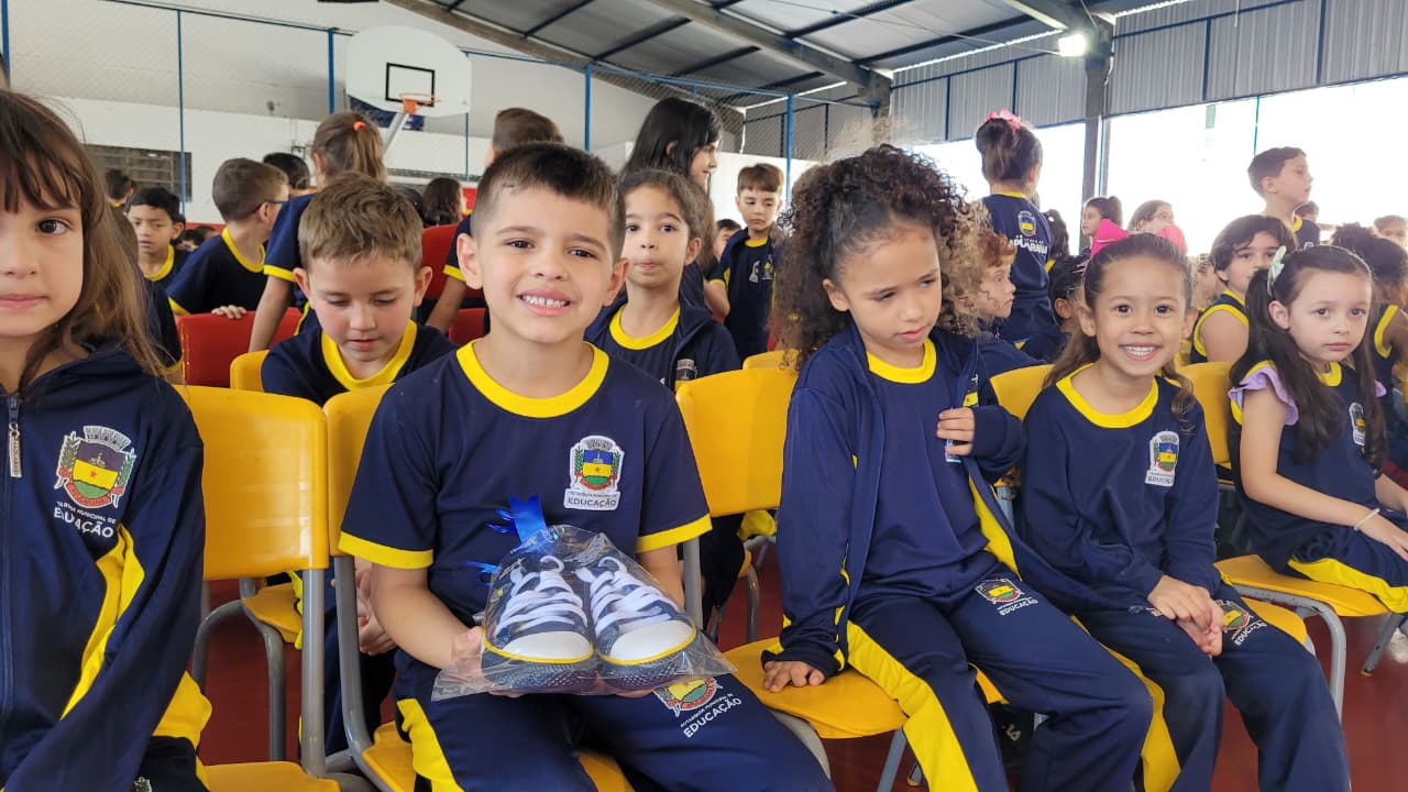 Prefeitura entrega novos itens de uniforme escolar para alunos