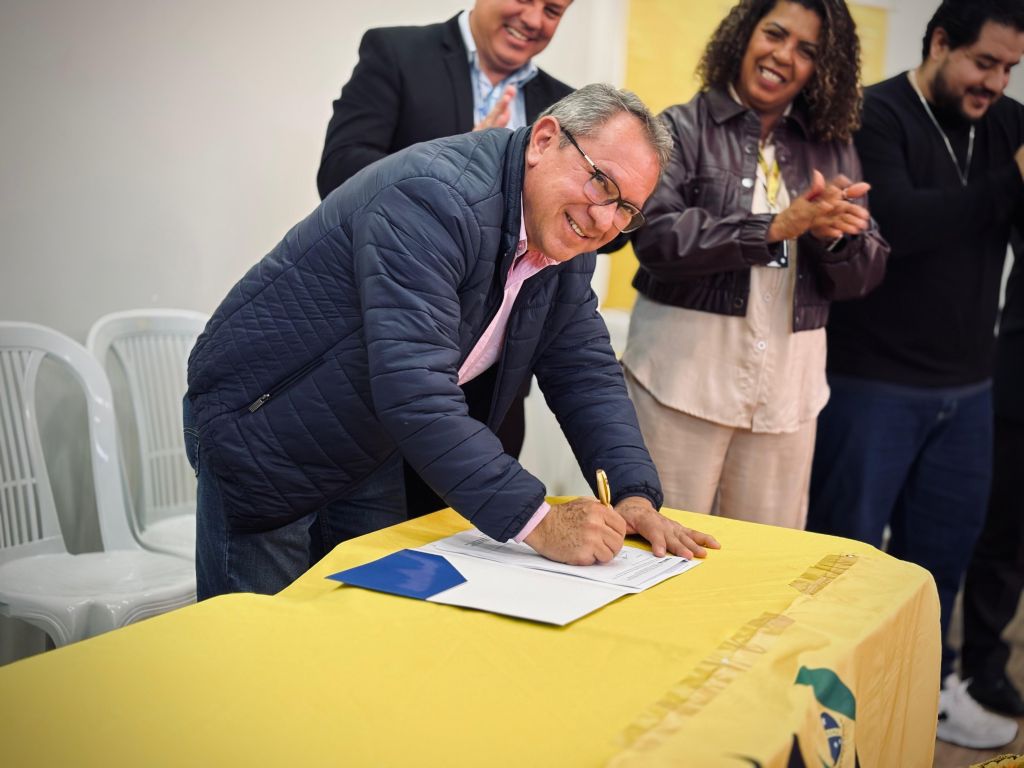 Rio Bom celebra assinatura de contratos habitacionais de 50 famílias