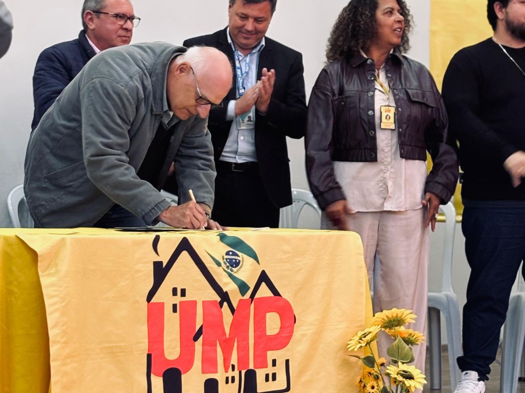 Rio Bom celebra assinatura de contratos habitacionais de 50 famílias
