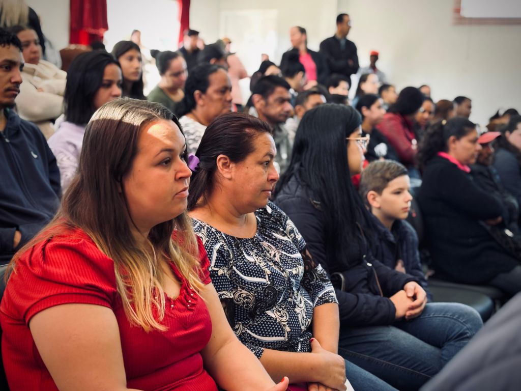 Rio Bom celebra assinatura de contratos habitacionais de 50 famílias