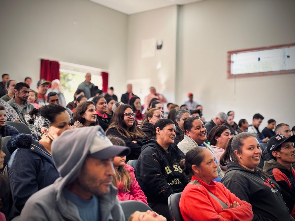 Rio Bom celebra assinatura de contratos habitacionais de 50 famílias